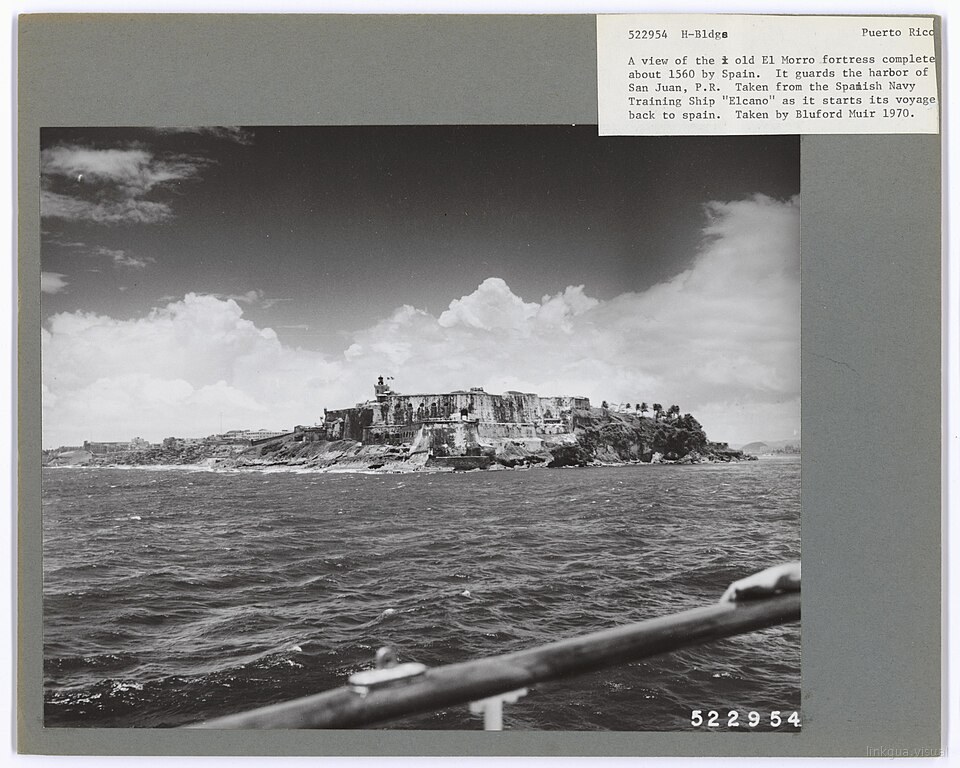 Vista del antiguo fuerte San Felipe del Morro tomada desde el buque escuela Elcano