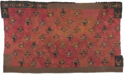 Mantel, röd ullvävnad, tuskaftsteknik, med broderade figurer, 1935.32 — Arte precolombino