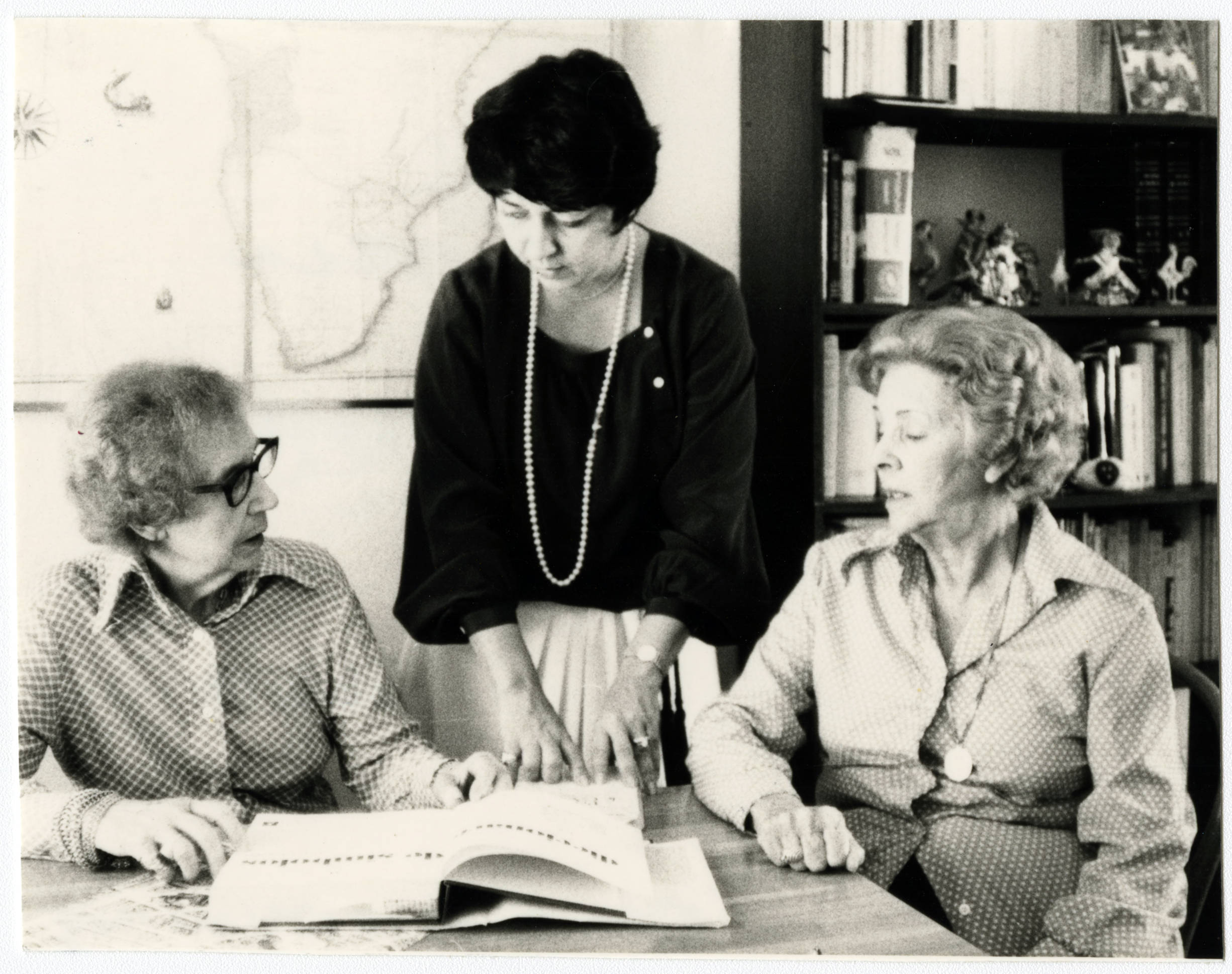 From left to right: Lydia Cabrera, Rosario Hiriart and María Teresa de Rojas — Anónimo