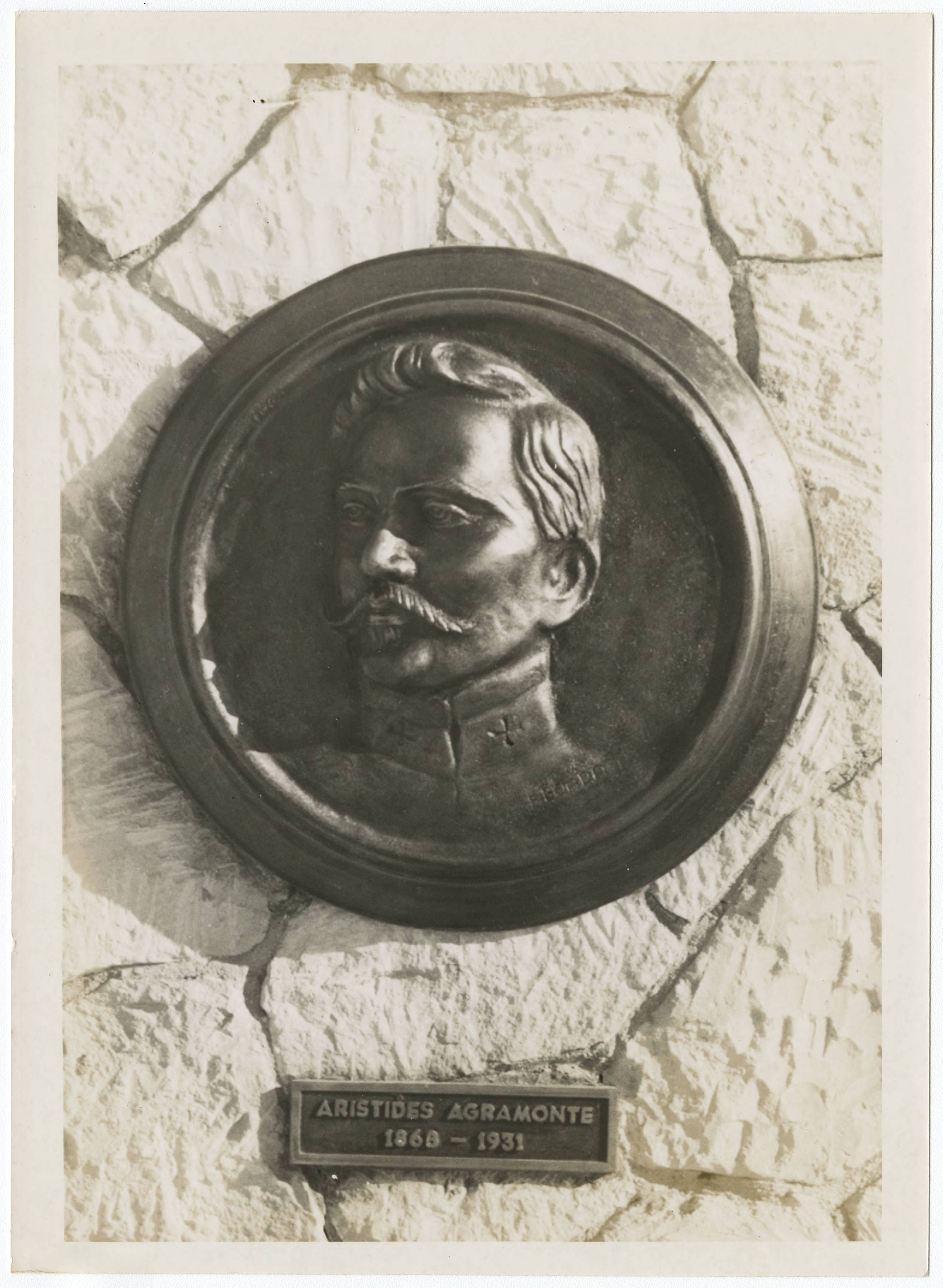 Bronze plaque of Dr. Aristides Agramonte at the Monumento Nacional Campamento Lazear (Camp Lazear's National Monument) in Marianao, Cuba — Anónimo