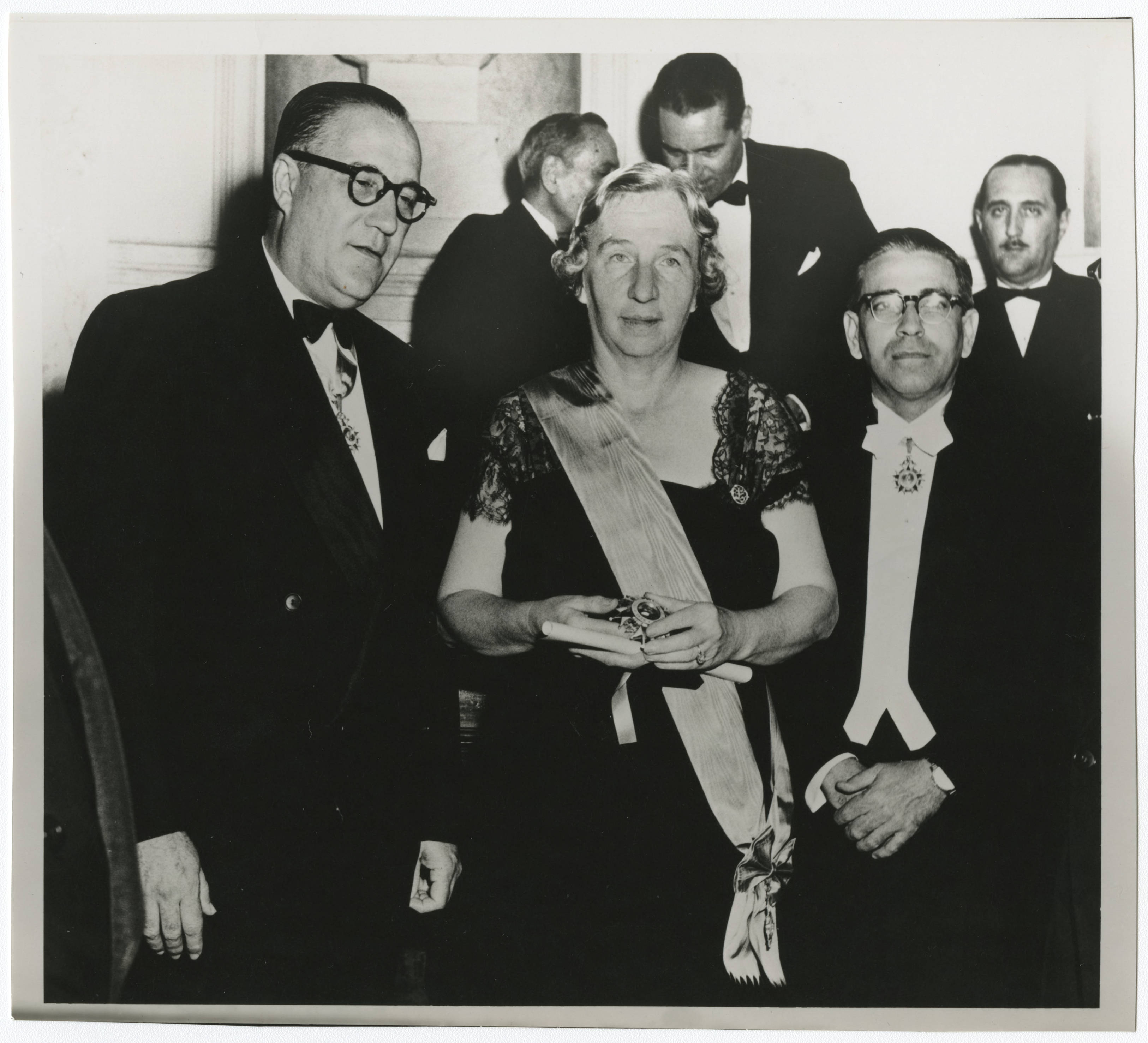 Louise Wood receiving the Finlay Condecoration, a grand cross, at the Academia de Ciencias de Cuba (Cuban Academy of Sciences) in Havana — Anónimo