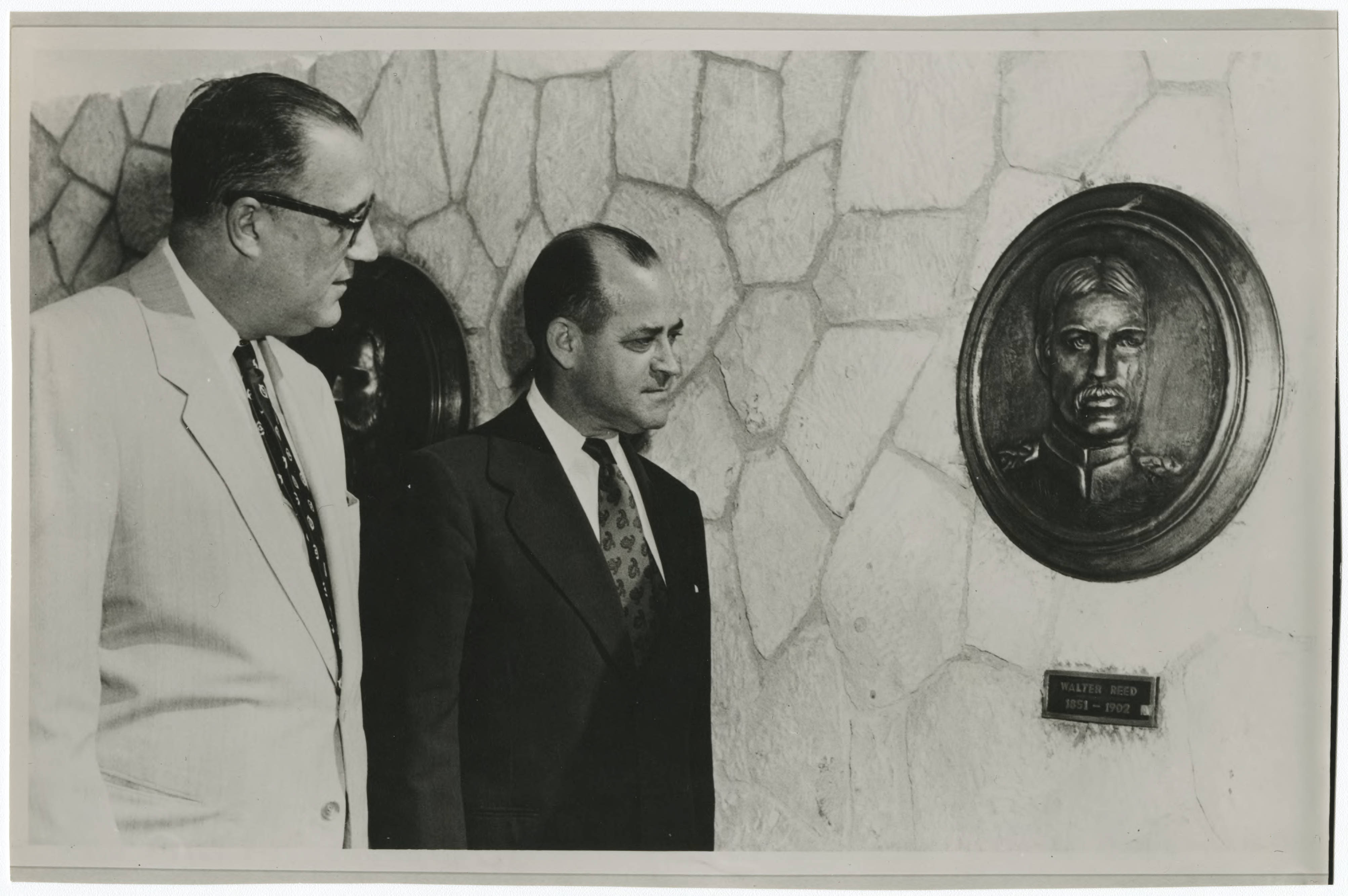Ambassador William L. Beaulac and Enrique Saladrigas Zayas, Cuban Minister of Health (at left),observing Dr. Walter Reed's plaque — Anónimo