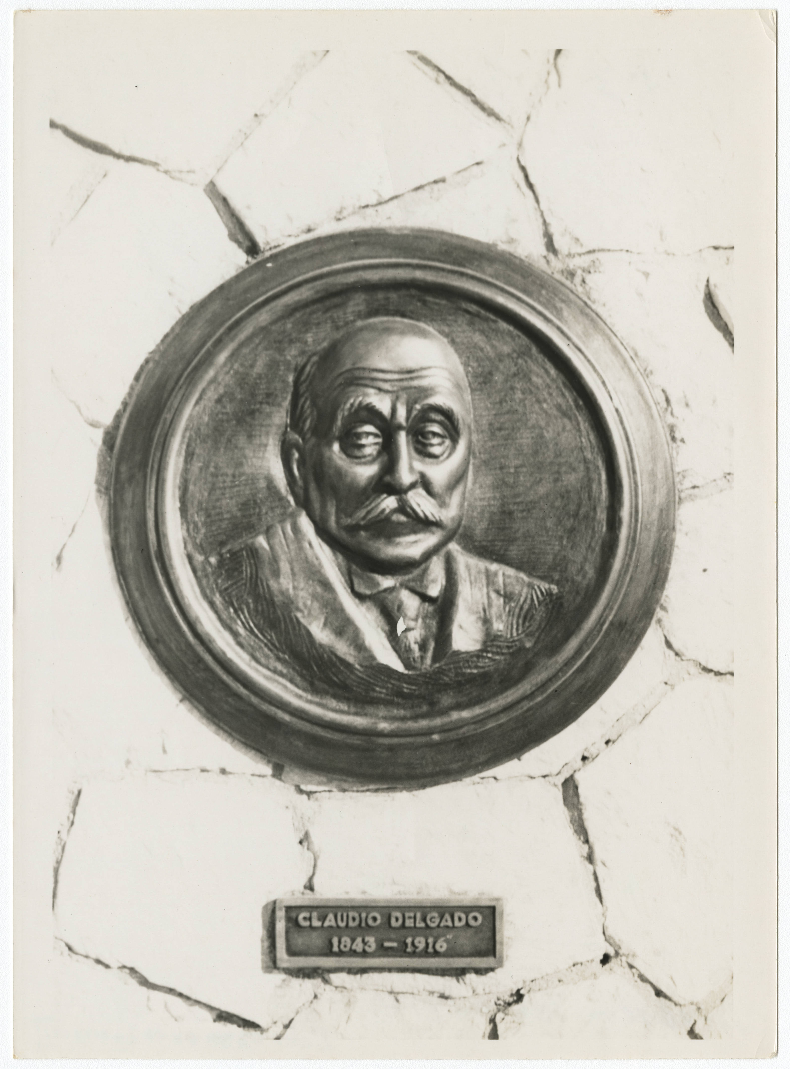 Bronze plaque of Dr. Claudio Delgado at the Monumento Nacional Campamento Lazear (Camp Lazear's National Monument) in Marianao, Cuba — Tlacuilo anónimo, tradición mixteca-puebla (Códice Laud)