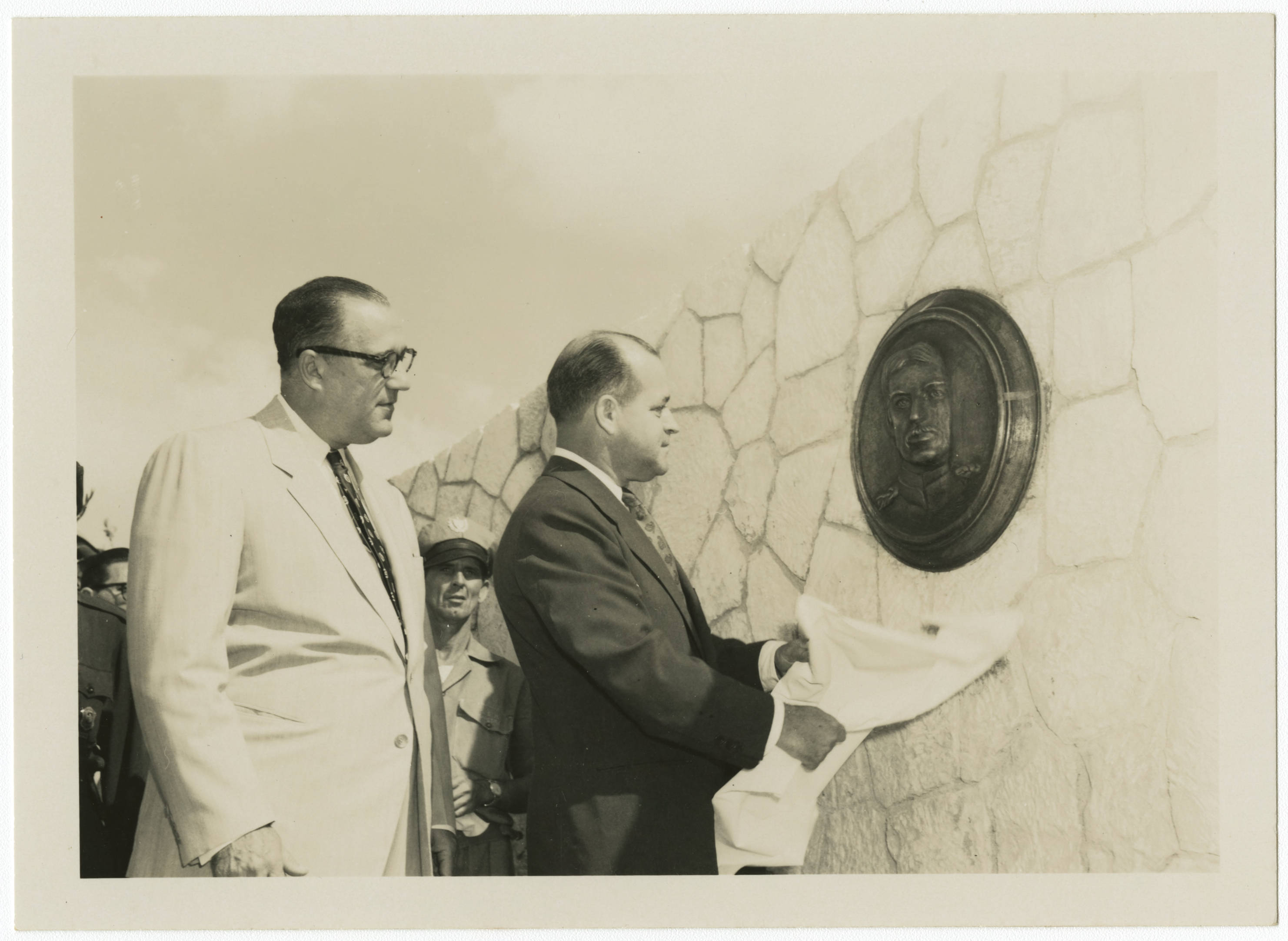 Ambassador William L. Beaulac unveiling Dr. Walter Reed's plaque — Anónimo