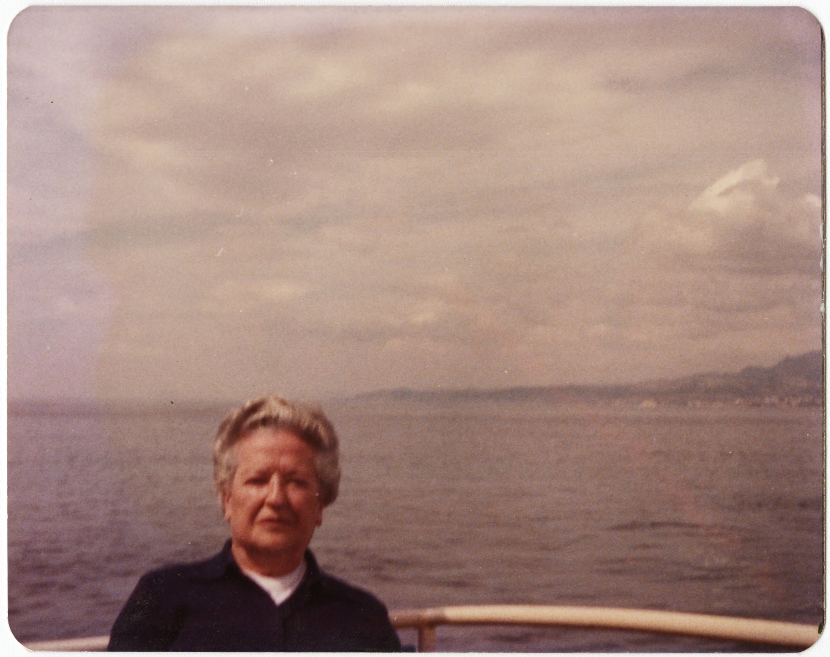 Carmen Conde on a boat ride near Sierra de Guadarrama in Spain — Anónimo
