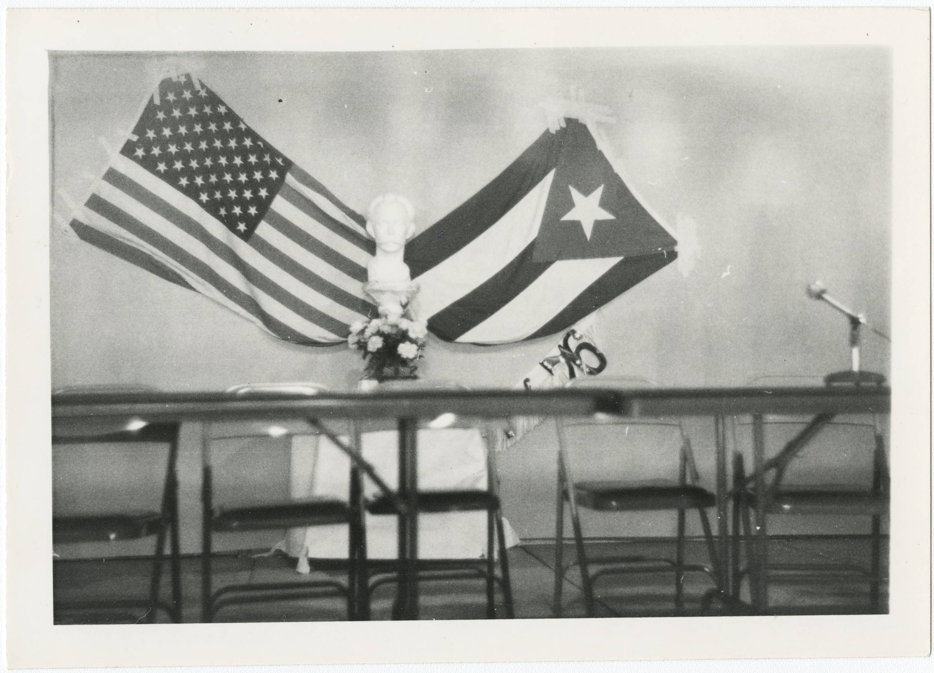 Flags of the United States and Cuba at a Cuban-Americans meeting in Miami, Florida — Josefina Tarafa
