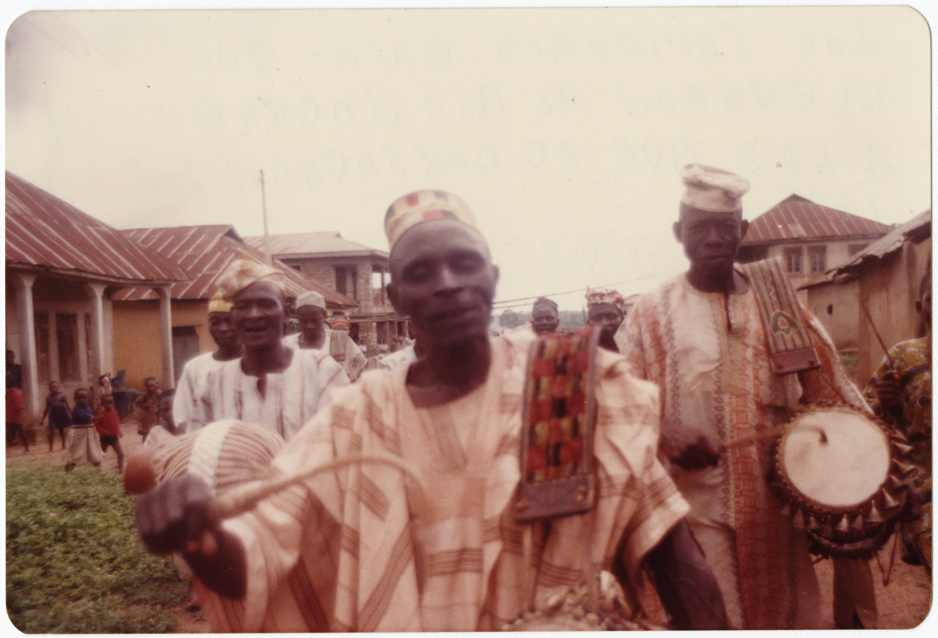 Batá drum (at right) seen during a ritual in Oshogbo, Nigeria — Anónimo