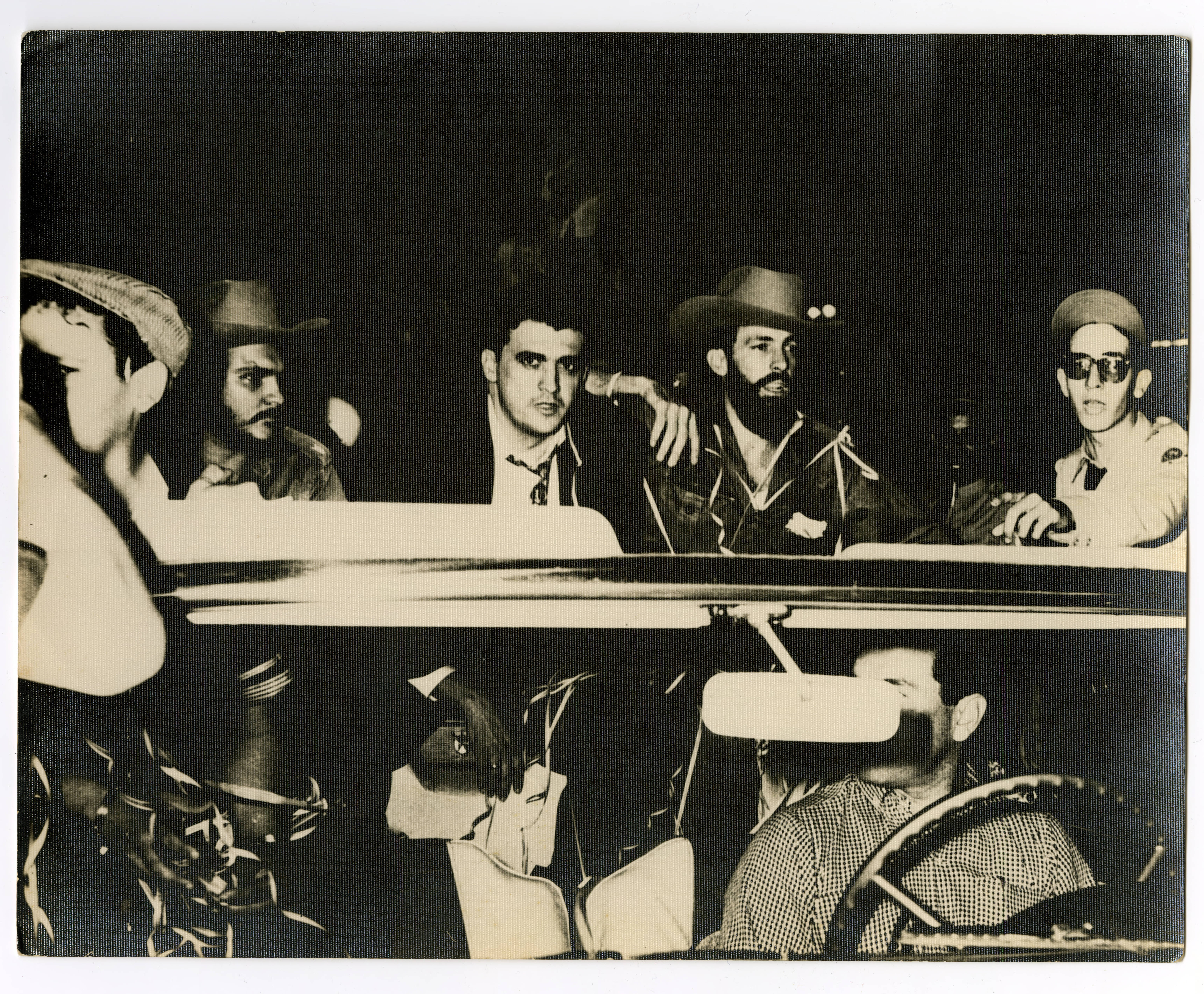 Camilo Cienfuegos (at right) with José Llanusa Gobel (at his left) at the Carnaval de la Habana parade — Anónimo