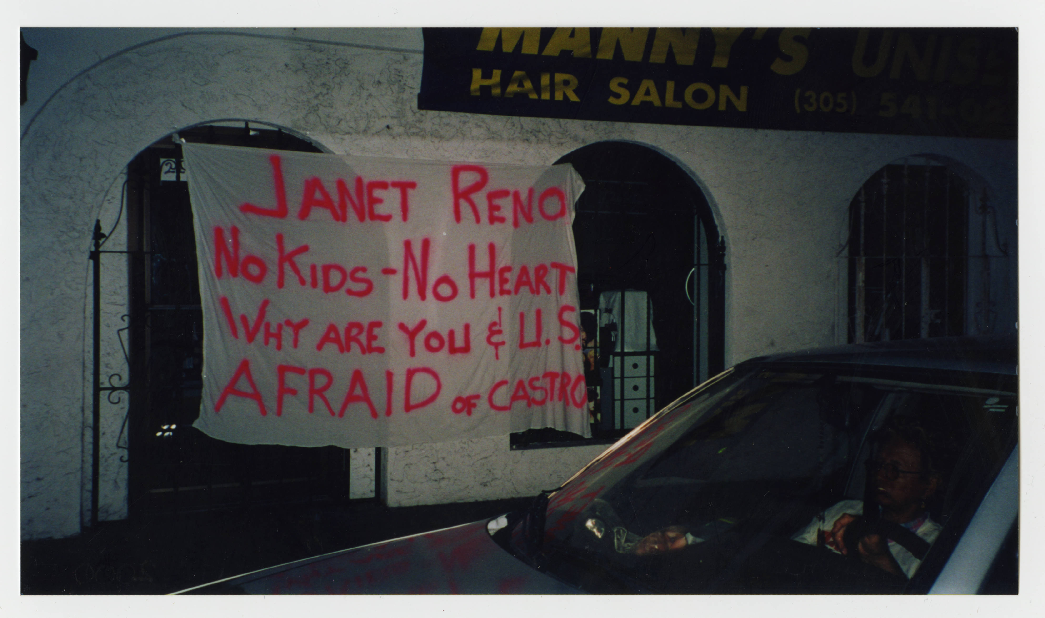 Banner hanging outside a store on Calle Ocho during the March of Lights protest held in support of Elián González in Miami, Florida — Anónimo