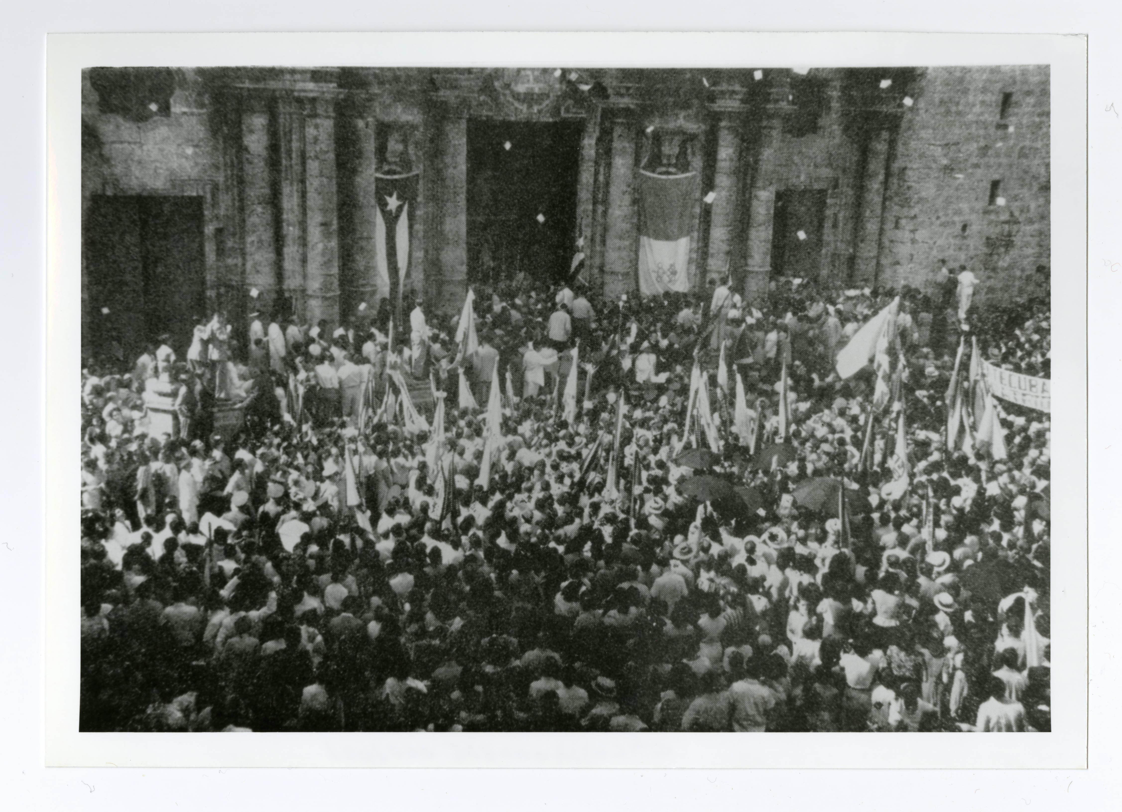 Crowd gathered outside Cathedral of Havana — Anónimo