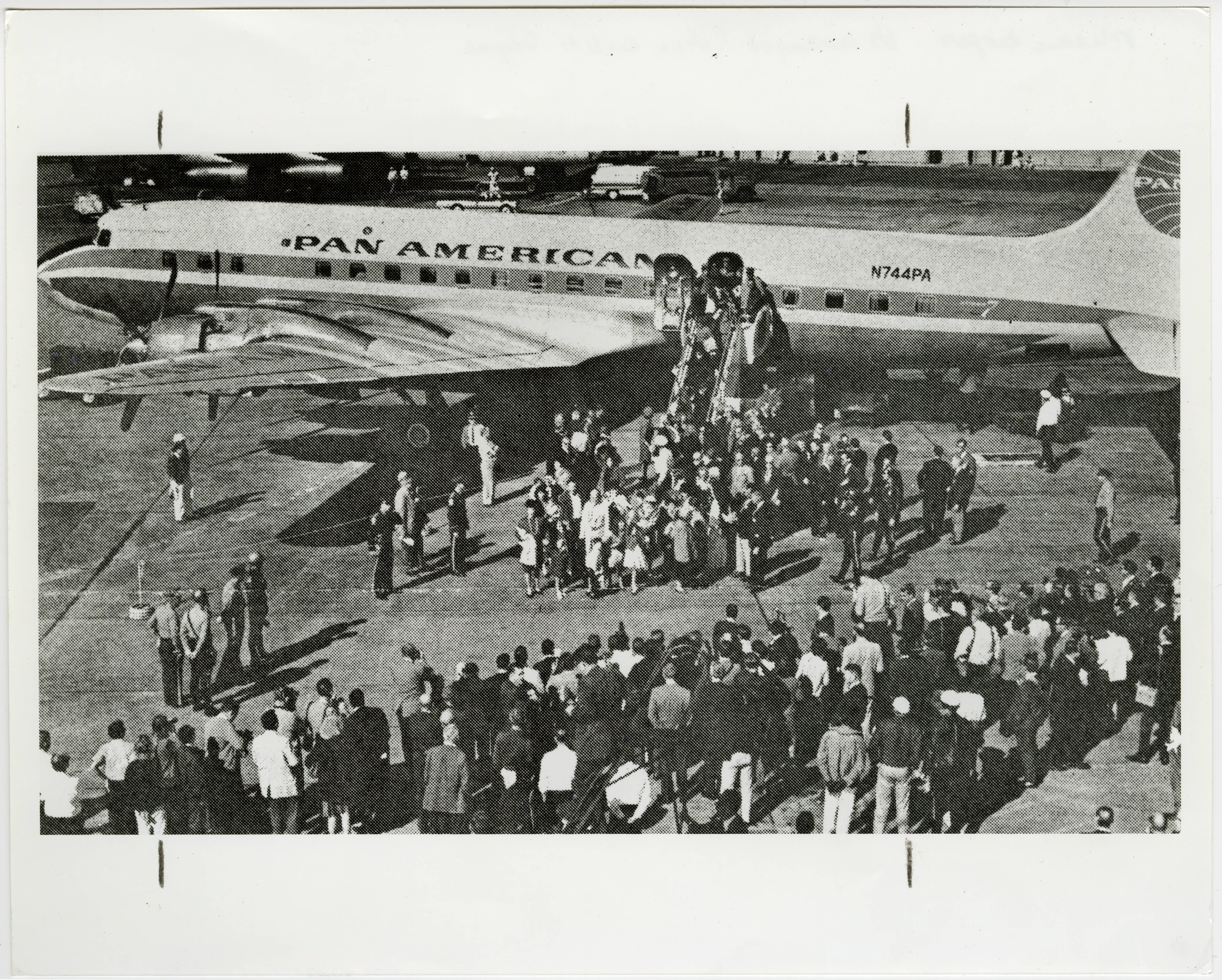 Cuban refugees arriving at the Miami International Airport during the Cuban Freedom flights — Anónimo