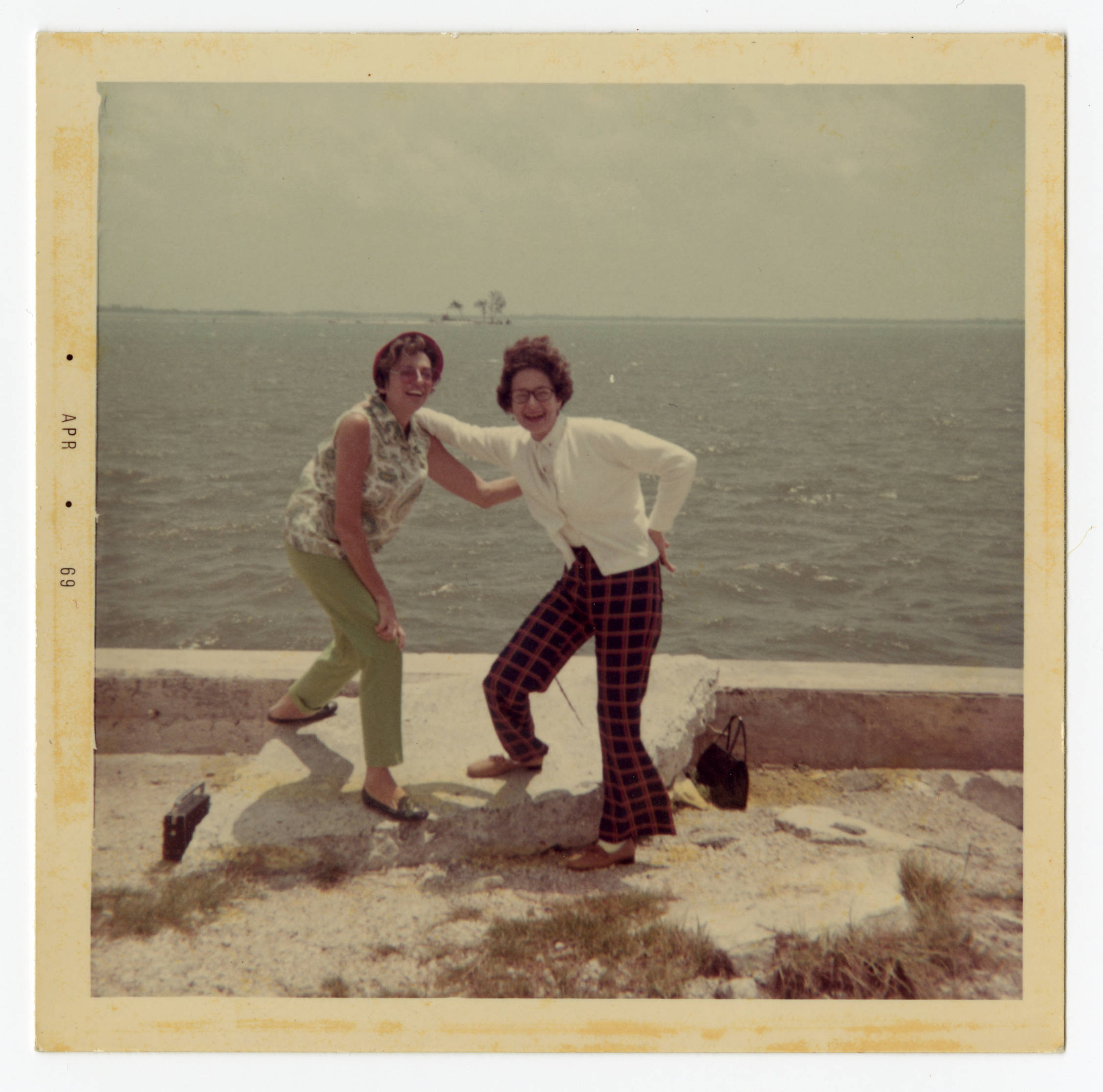 Ana Rosa Núnez (at right) with a family member near the shrine of Our Lady of Charity in Miami, Florida — Anónimo