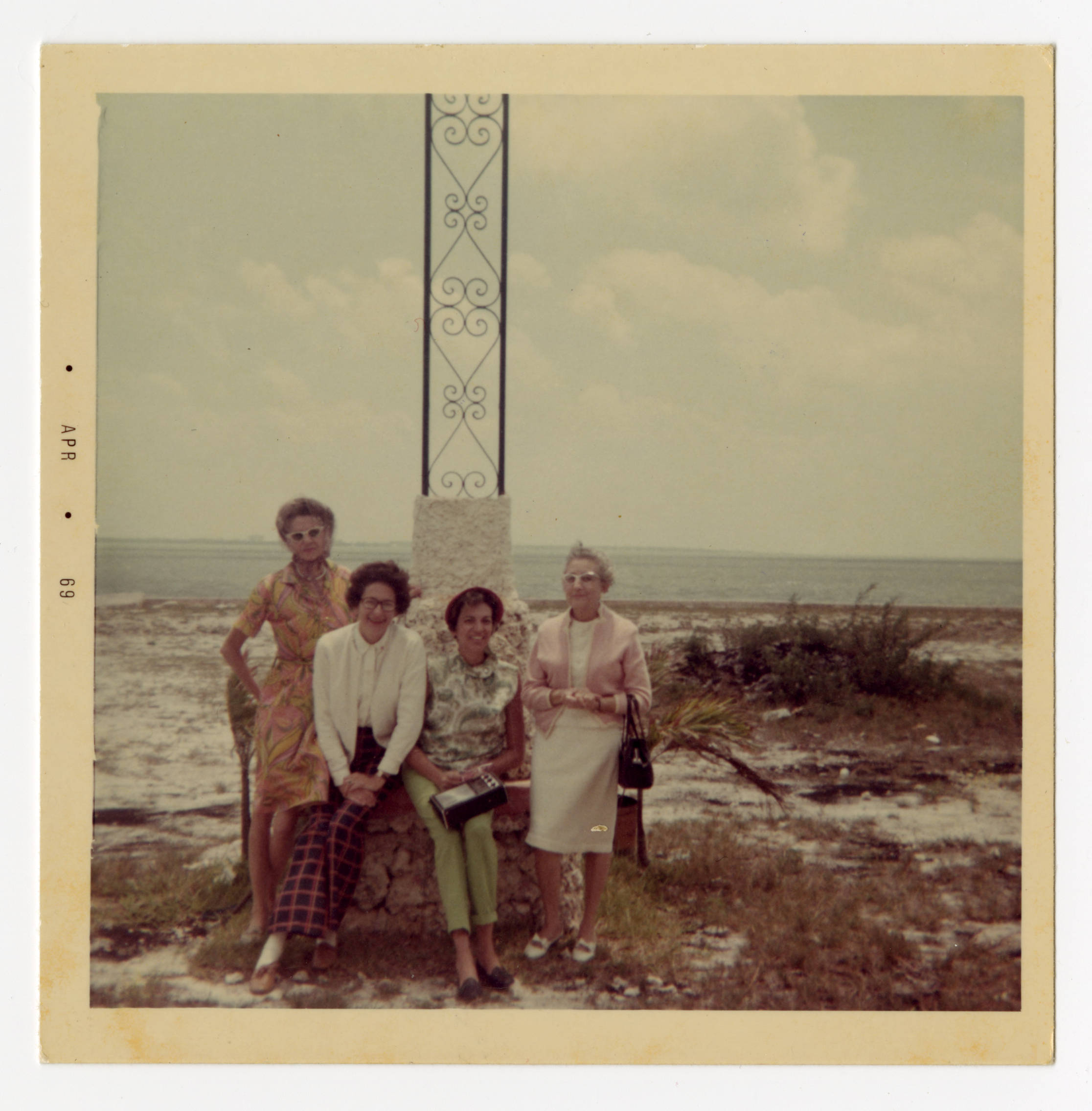 Ana Rosa Núnez (second from left) and family members near the shrine of Our Lady of Charity in Miami, Florida — Anónimo