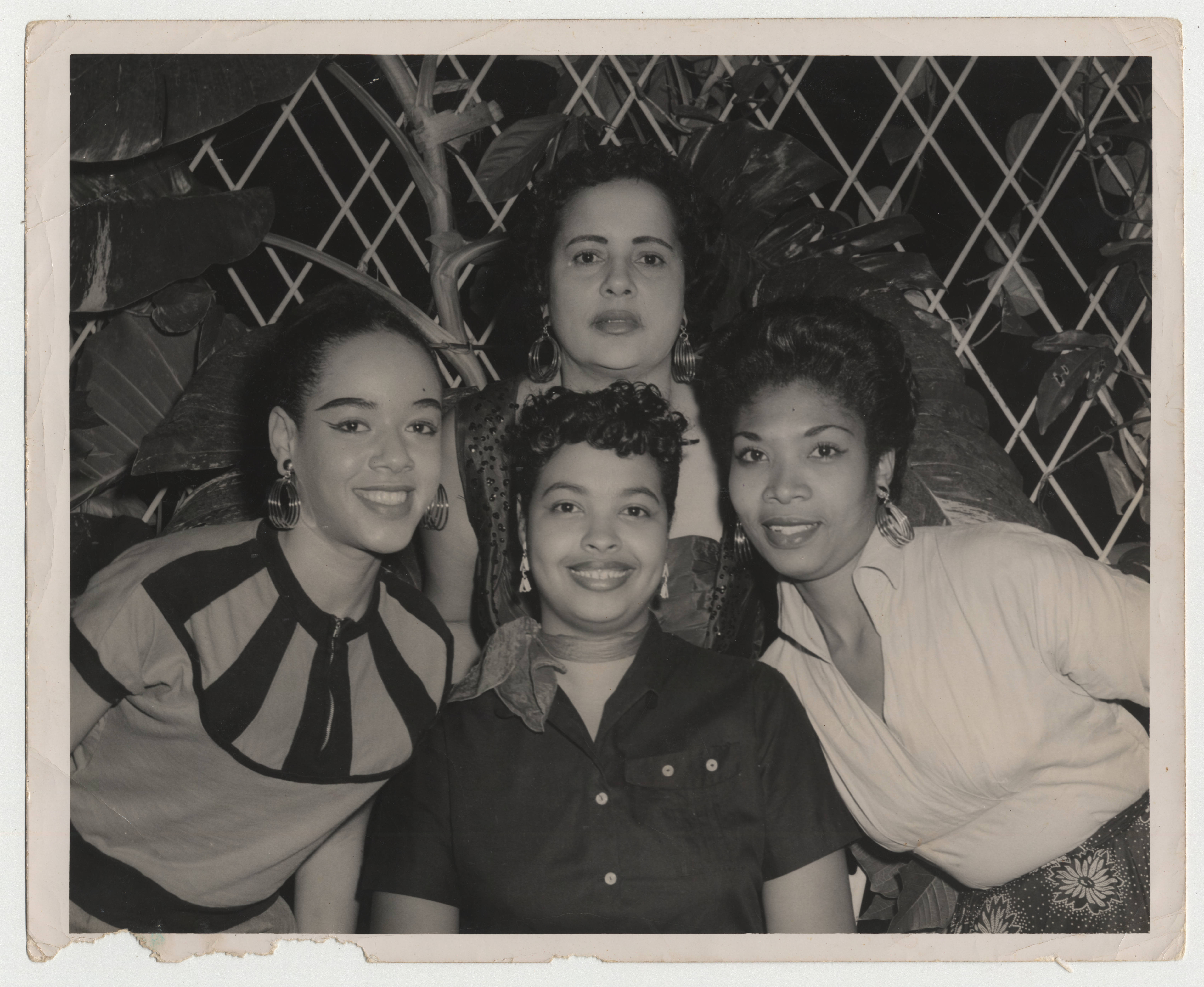 Celeste Mendoza (at left), Renée Barrios (at center) and two women — Anónimo tlacuilo mexica (Códice Mendoza)