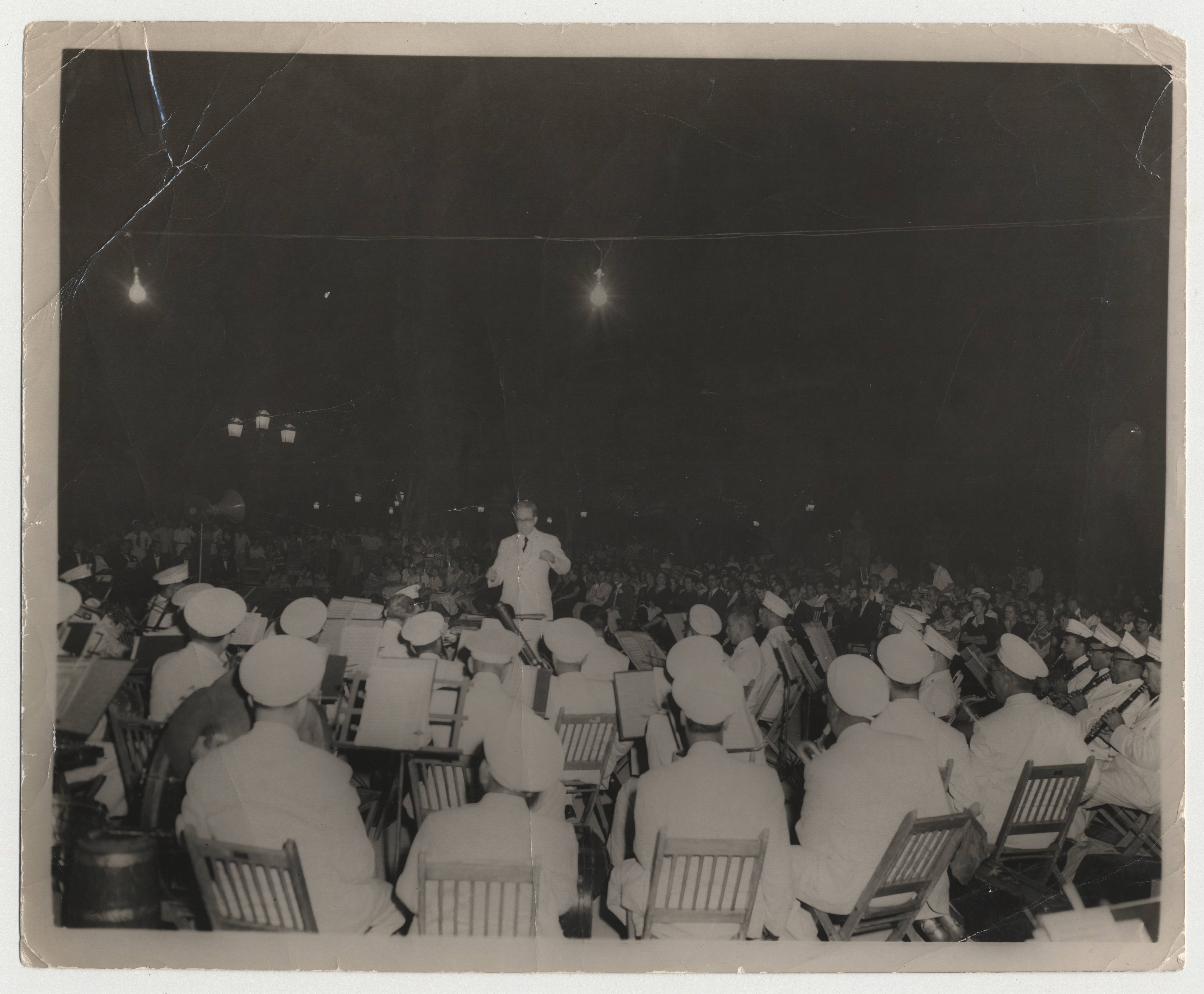 Gonzalo Roig conducting the Banda Municipal de la Habana — Anónimo