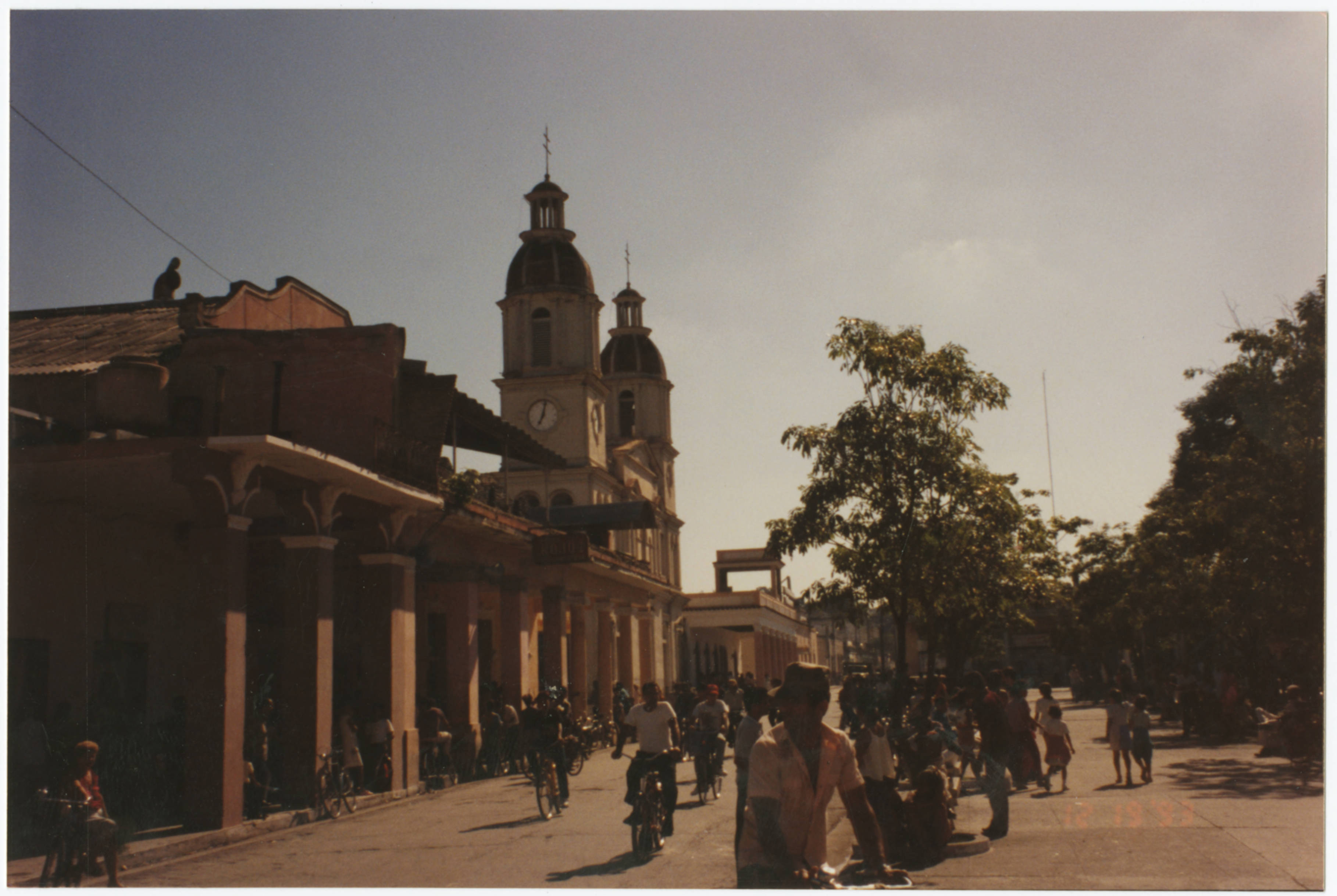 Church across Parque Martí in Manzanillo, Cuba — Anónimo