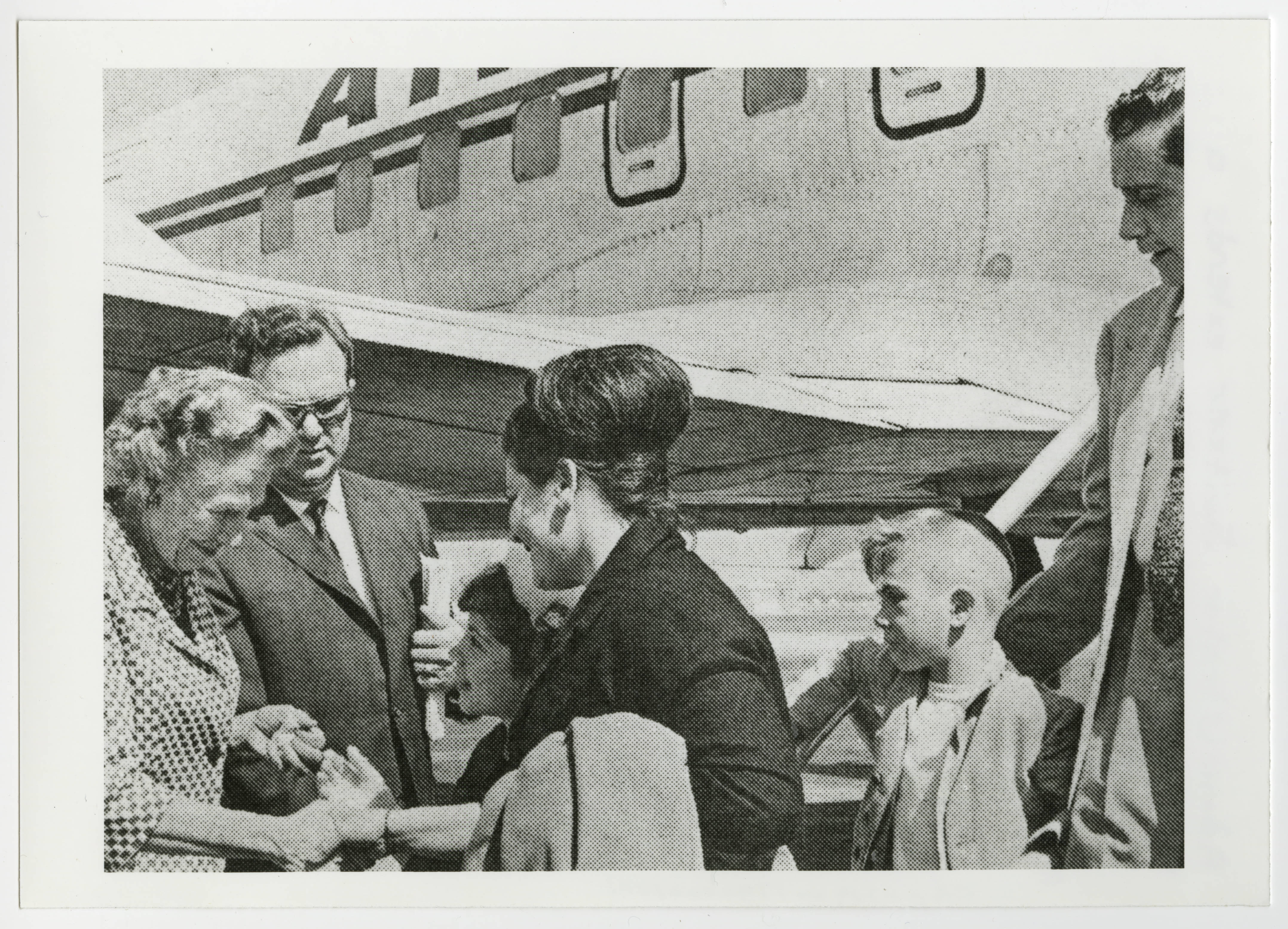 Administrator Switzer welcoming Cuban refugees arriving in the Cuban Freedom flights — Anónimo