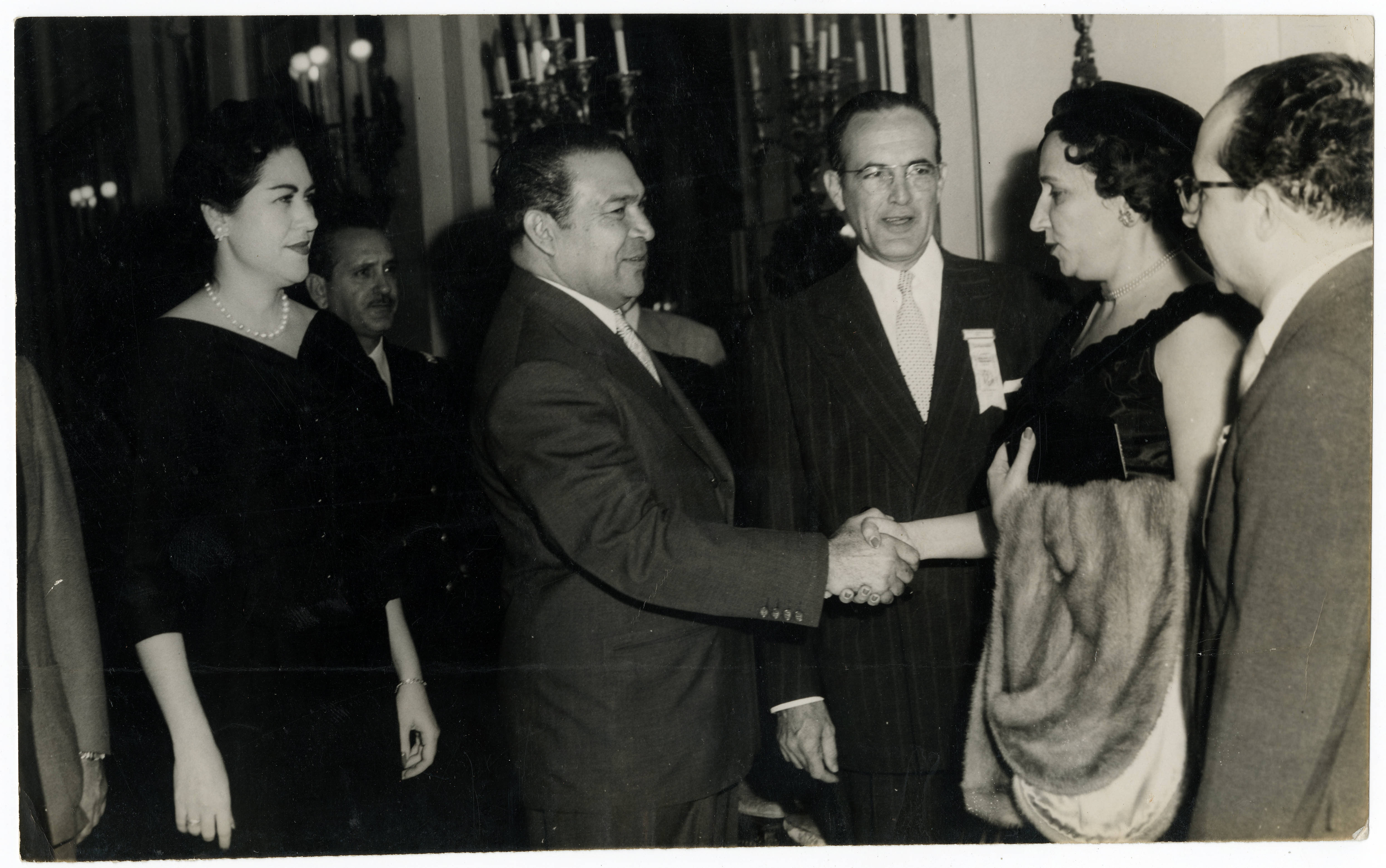 Cuban president Fulgencio Batista and first lady Martha Ferández Miranda greeting guests at a reception — Anónimo