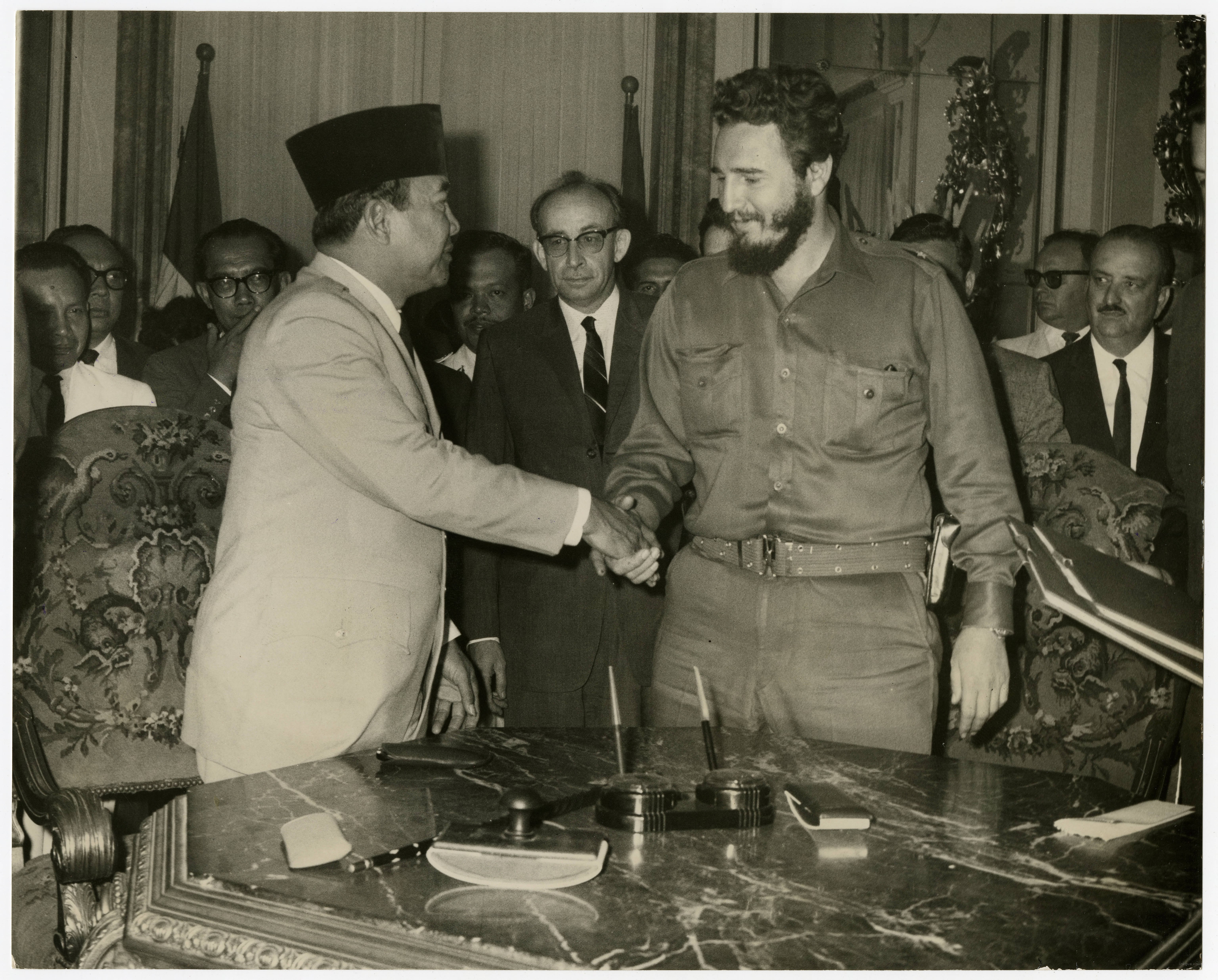 Fidel Castro con Soekarno Raul Roa Garcia y varios otros