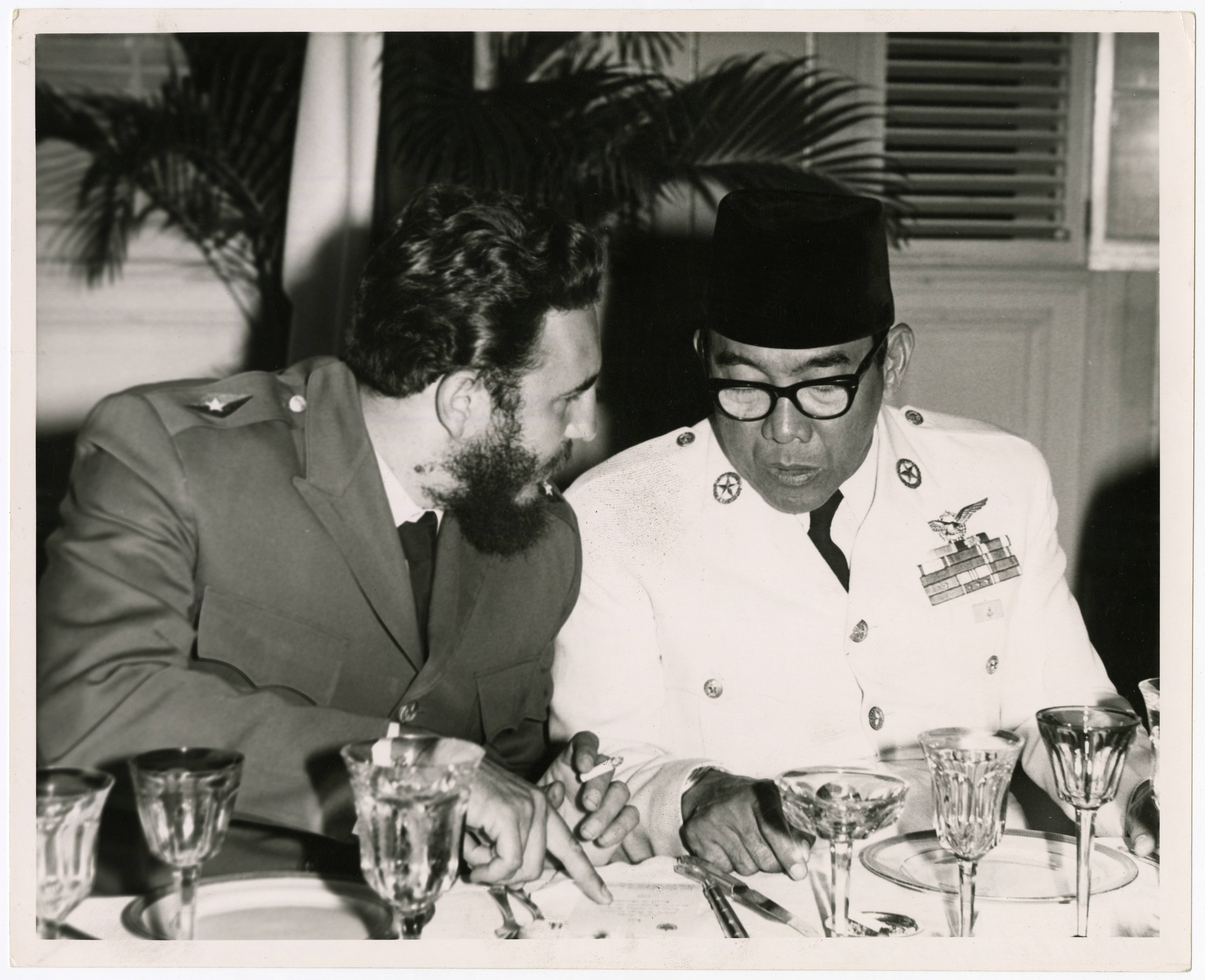 Fidel Castro y Sukarno durante su visita a Cuba