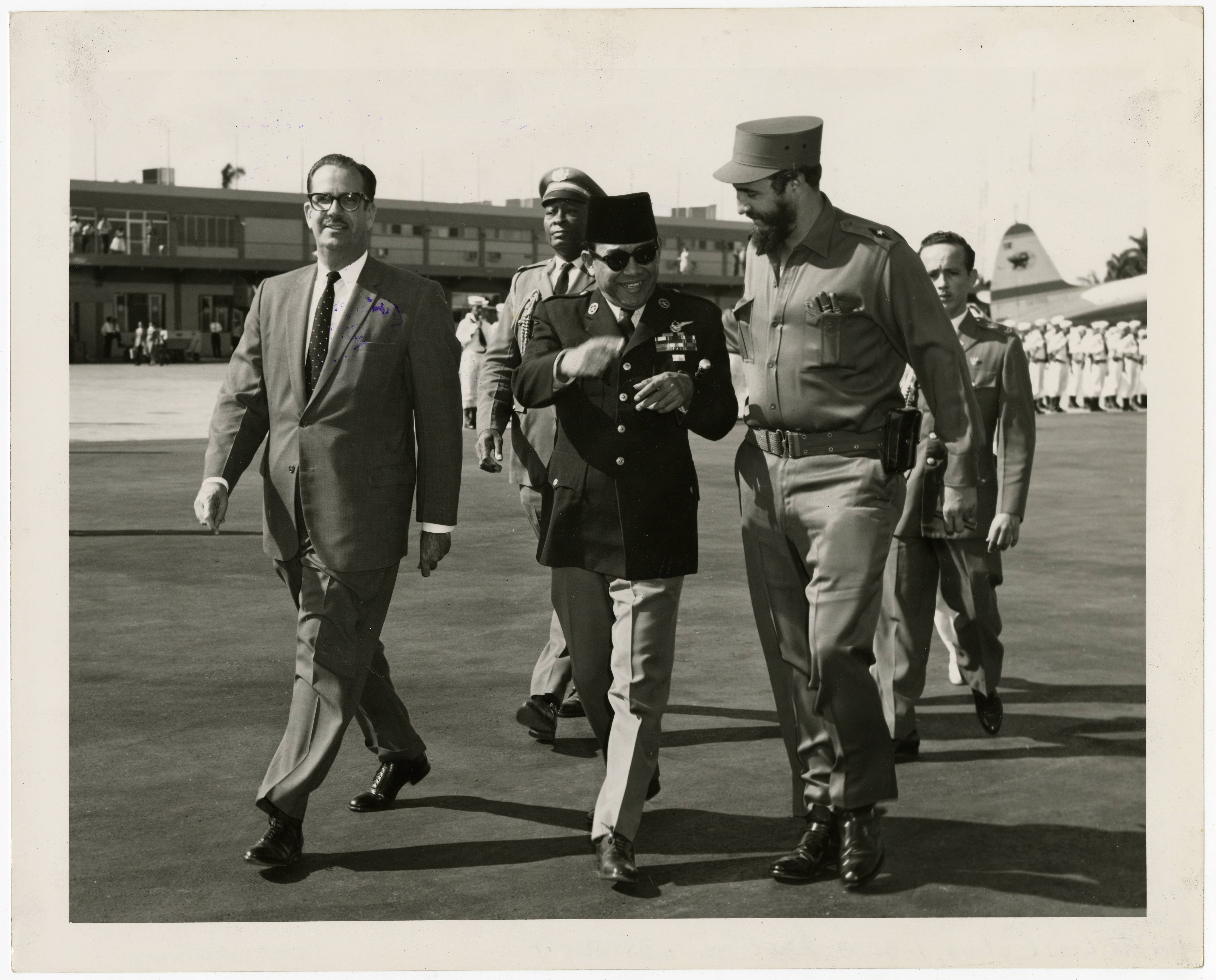 Fidel Castro con Soekarno y Osvaldo Dorticos