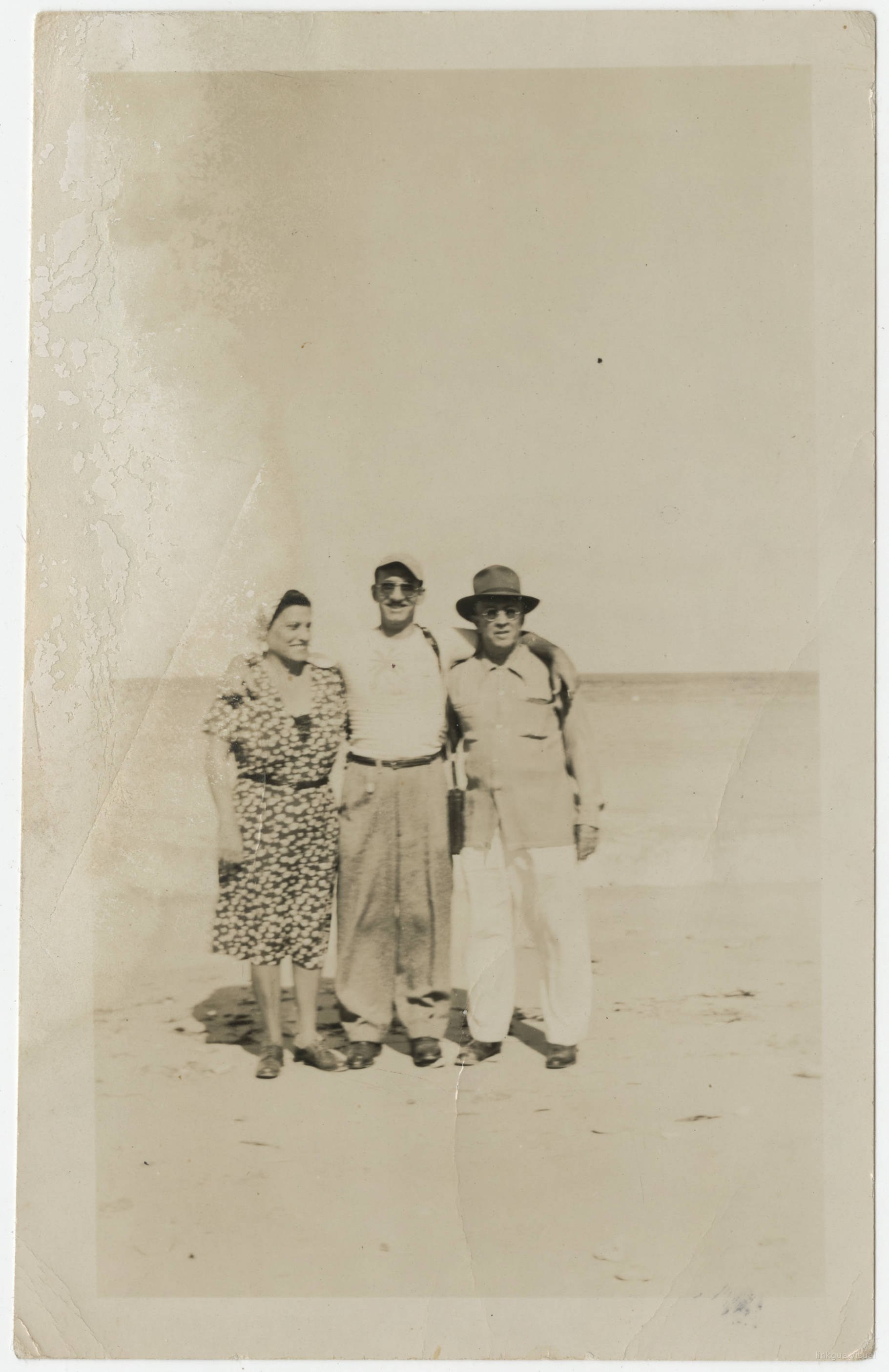 Alicia Alexander García, Henry Alexander Jr. y Henry Alexander Sr. en una playa en Cuba