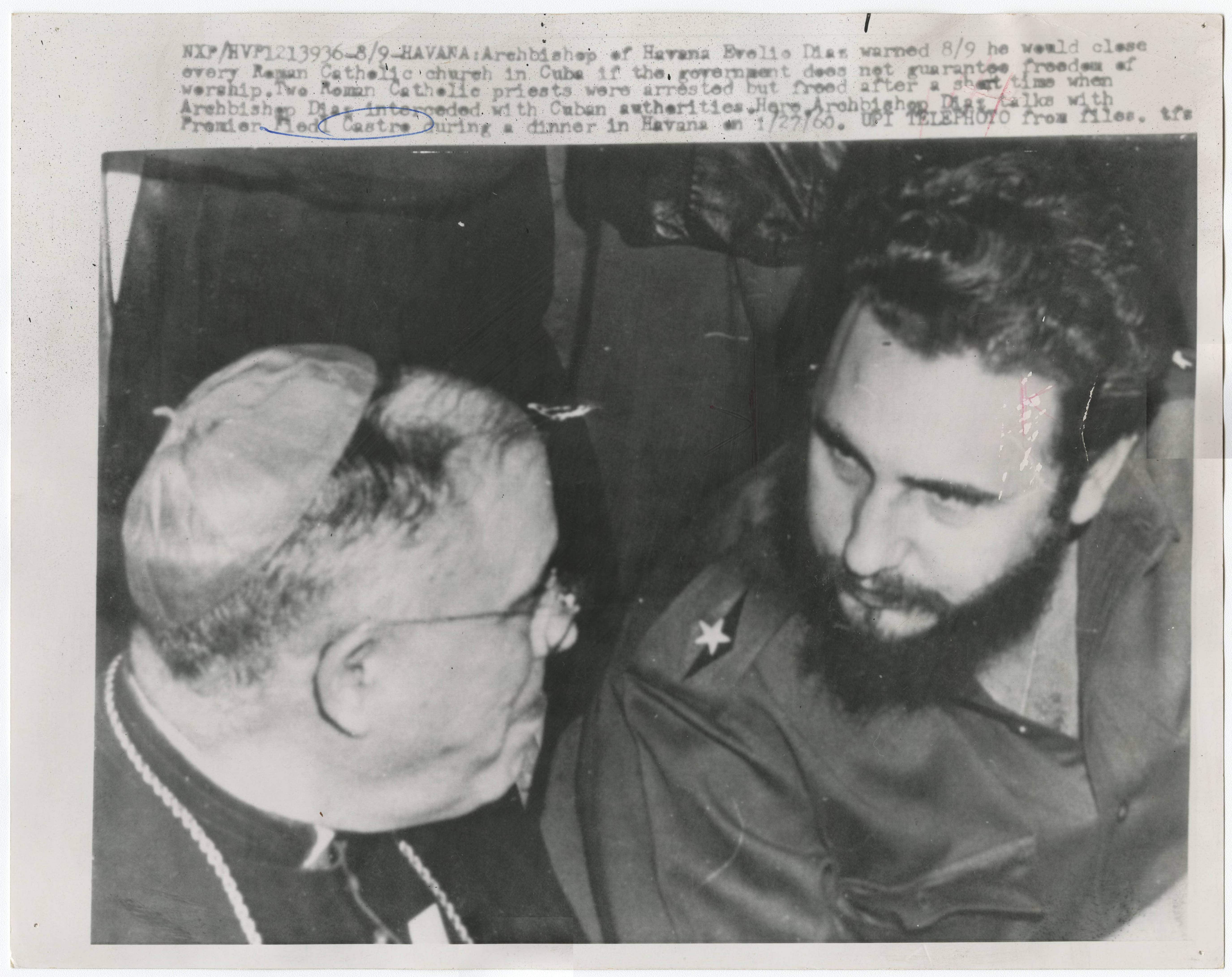 Archbishop Evelio Díaz talking to Fidel Castro, January 27 — Anónimo