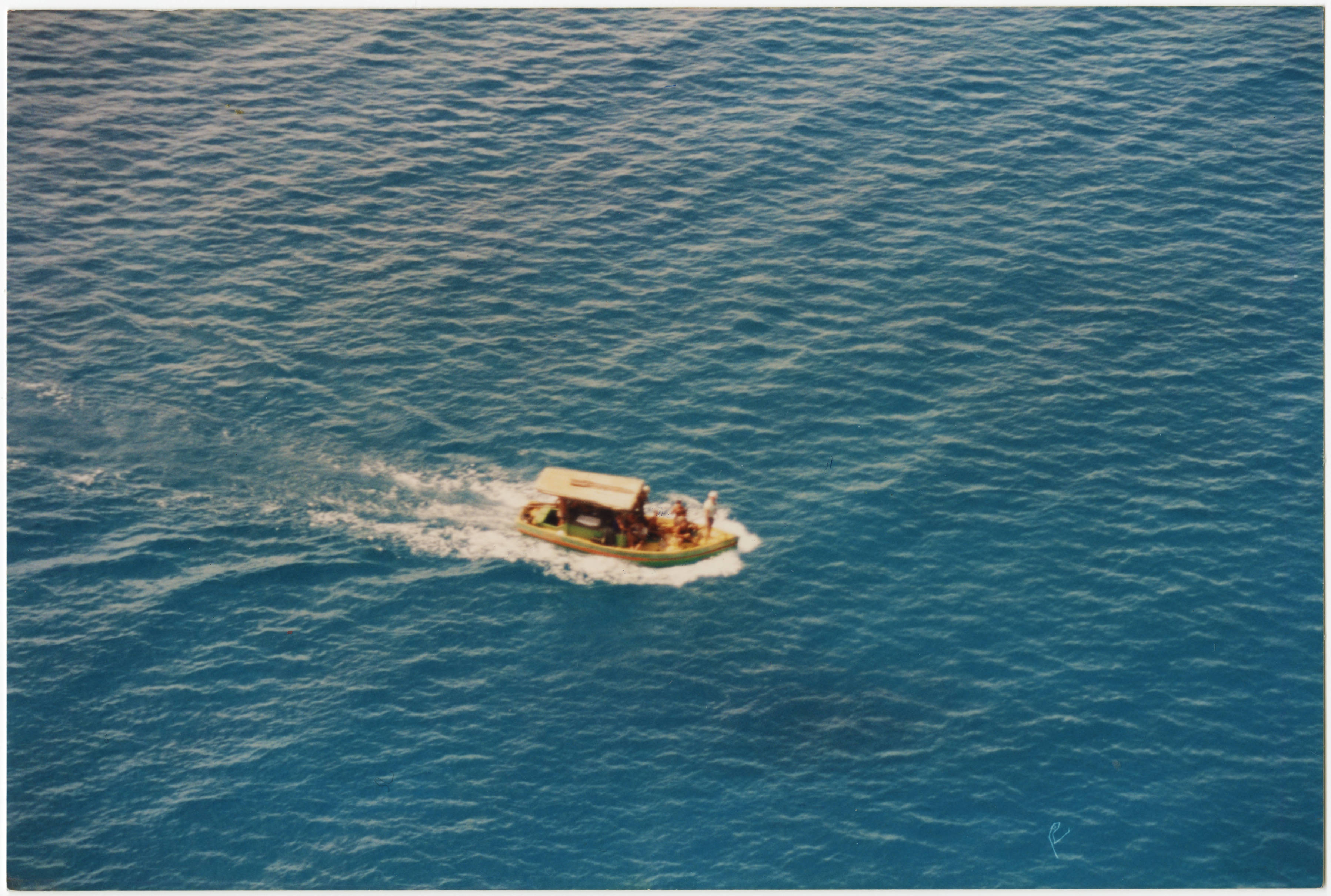Aerial view of boat transporting rescued Cuban rafters — Anónimo