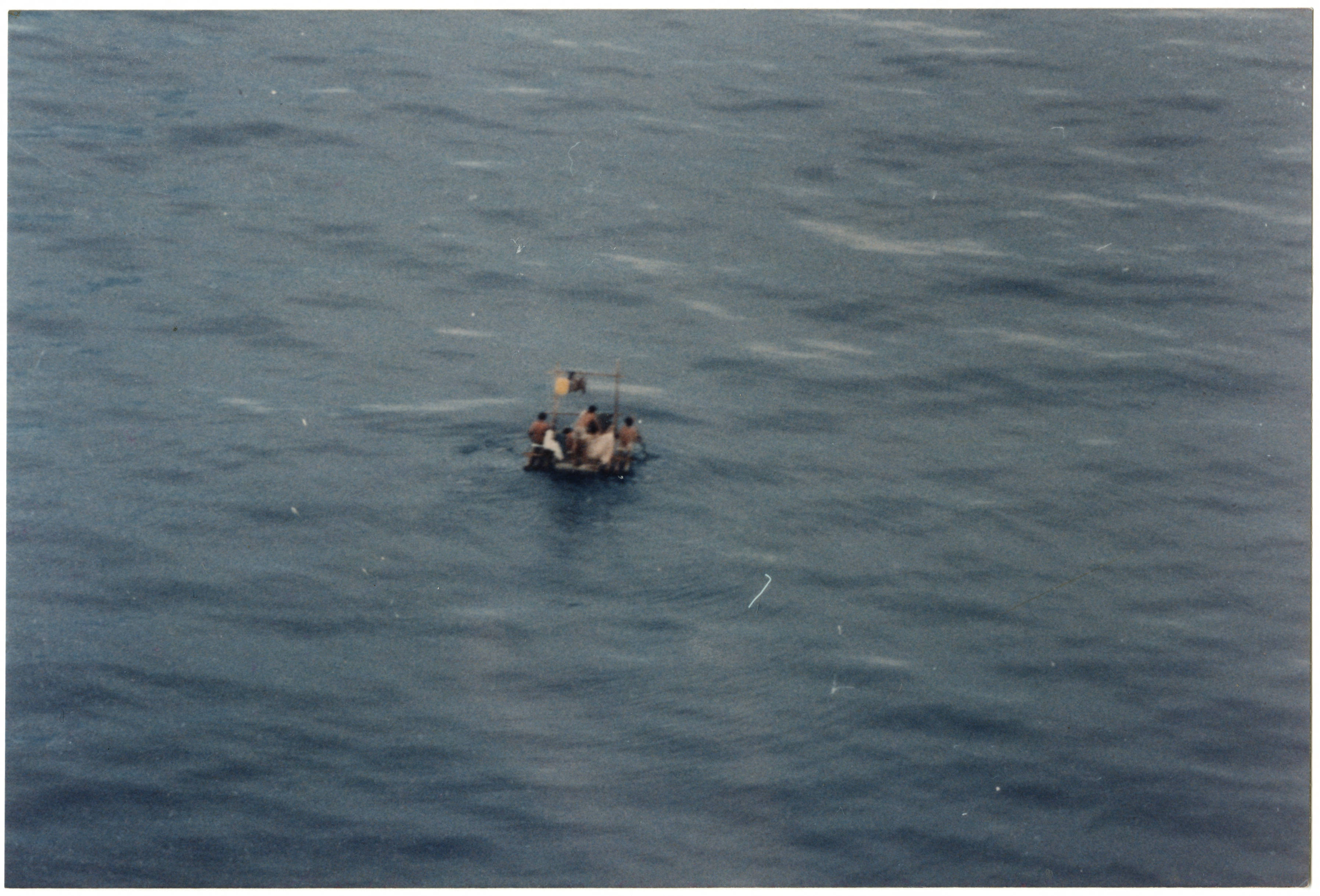 Aerial view of Cuban rafters in open ocean — Anónimo