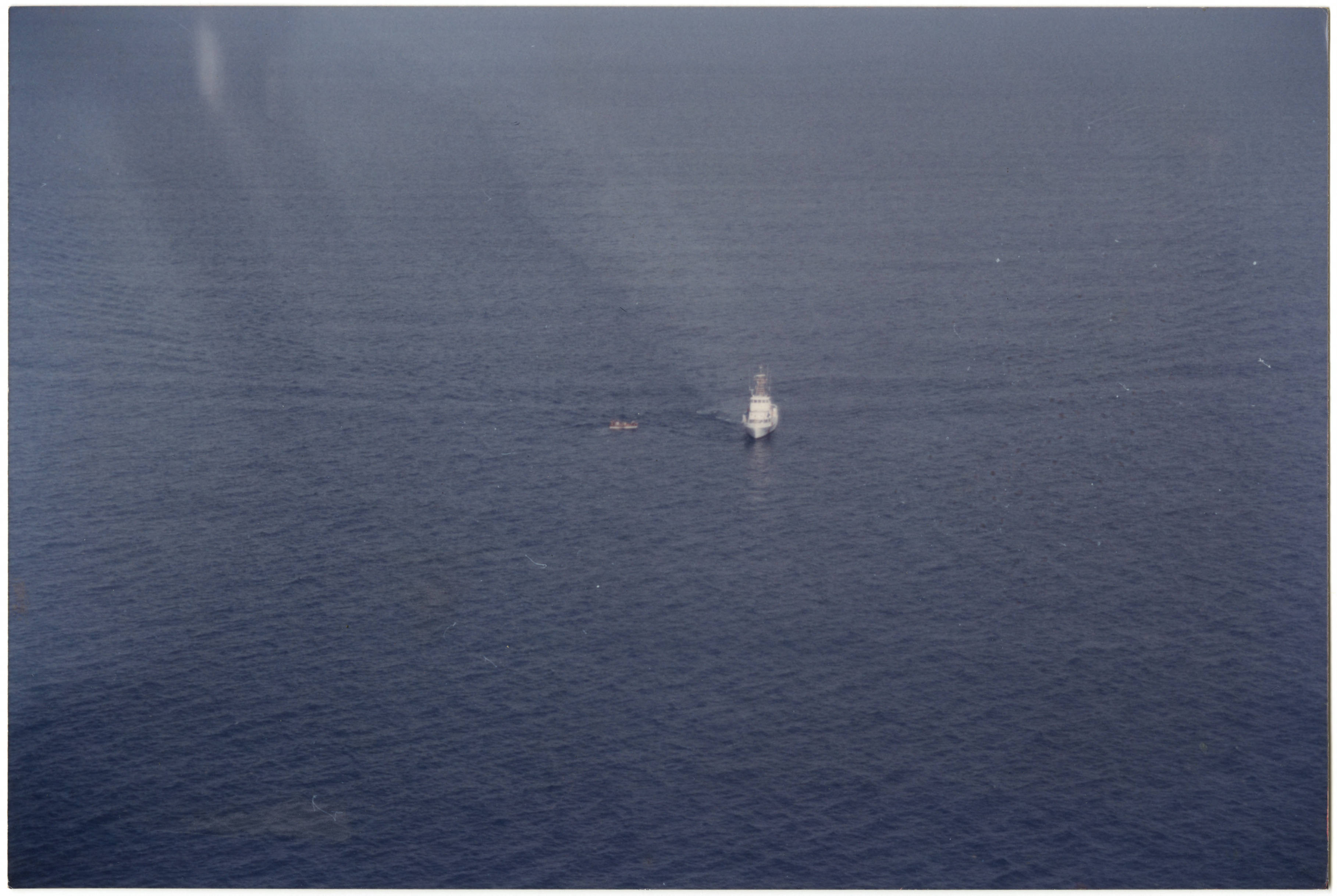Aerial view of boat rescuing Cuban rafters — Anónimo