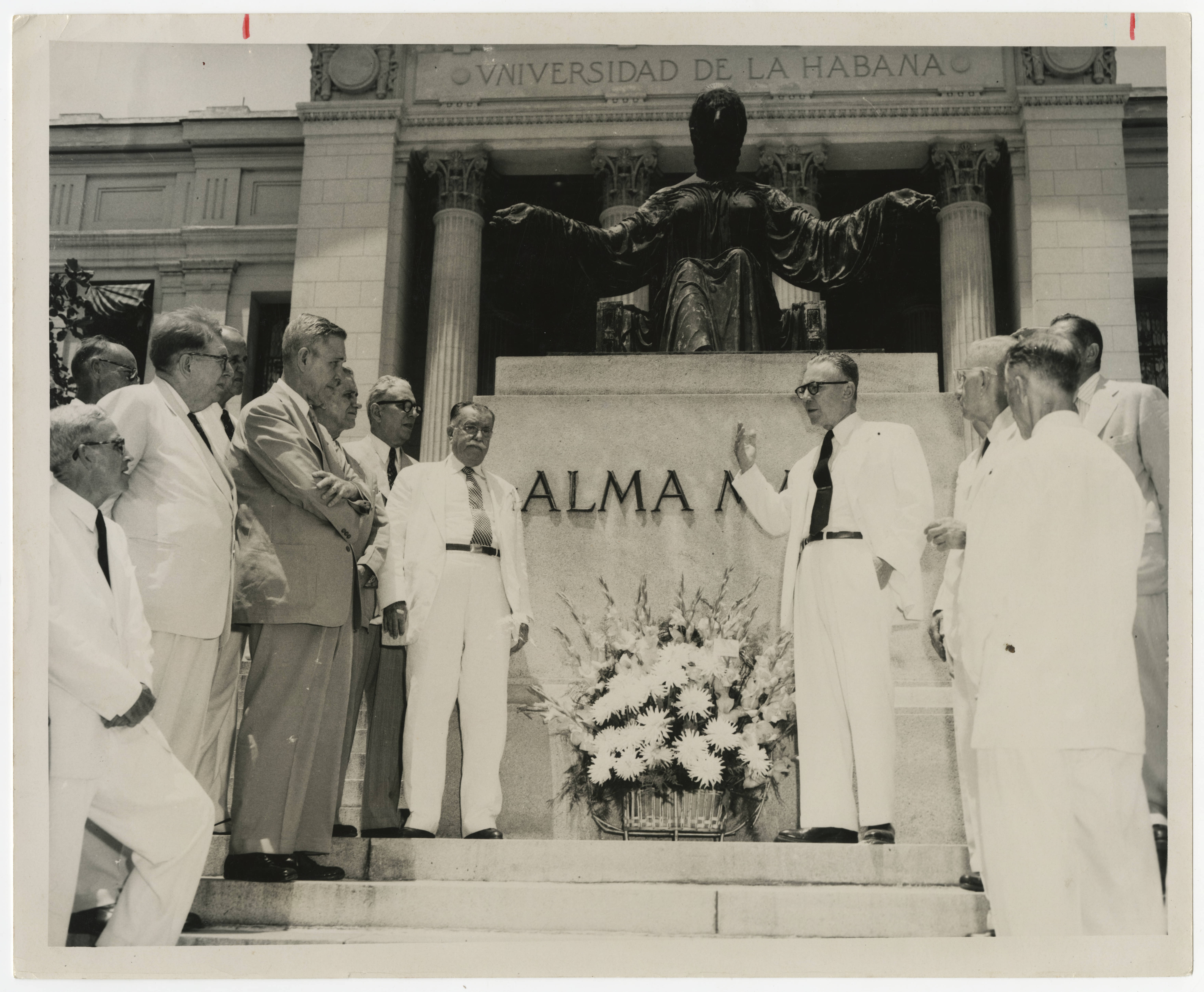 Group of men standing near Alma Mater statue at Universidad de la Habana — Anónimo