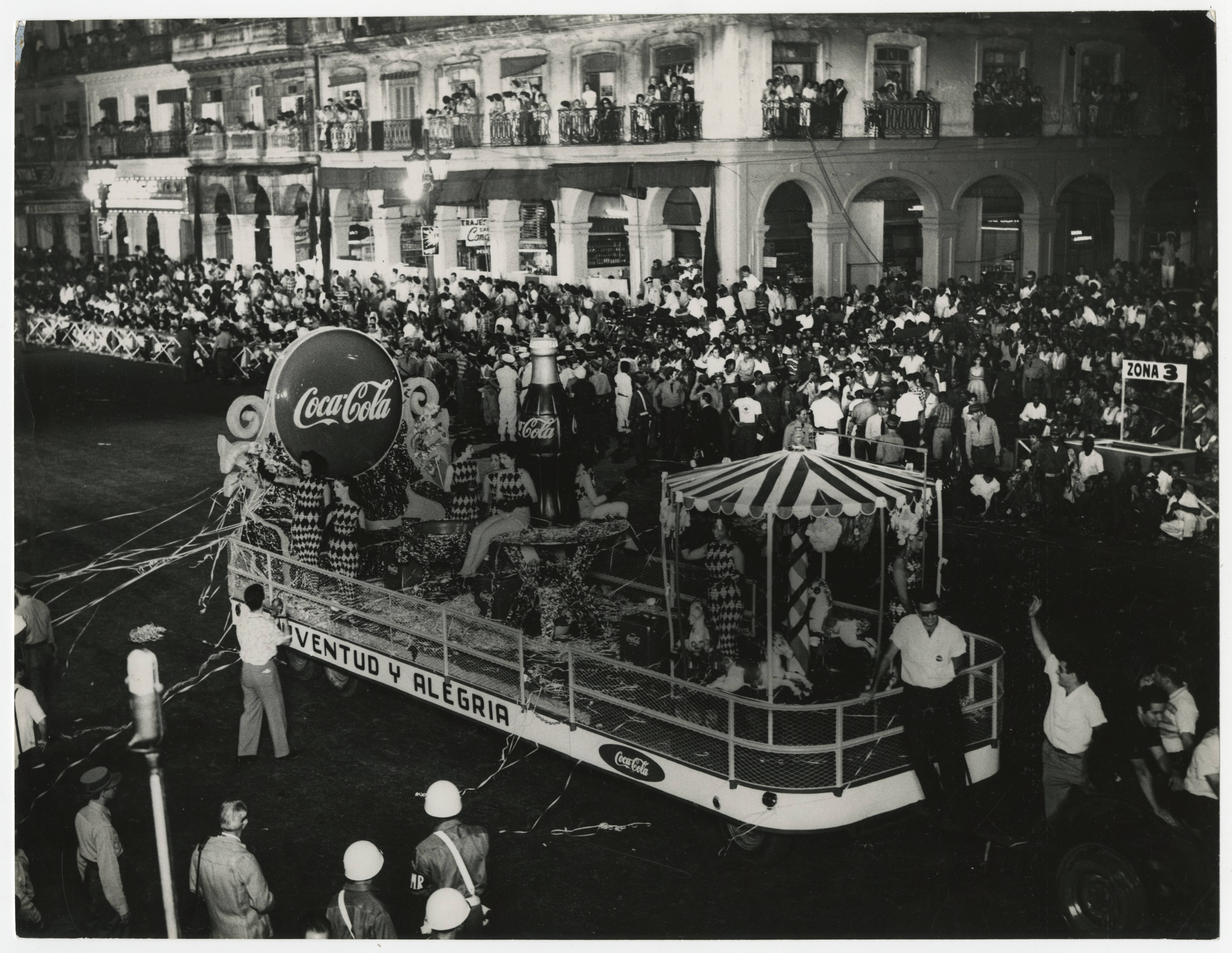 Coca-Cola float in Carnaval de la Habana parade — Anónimo