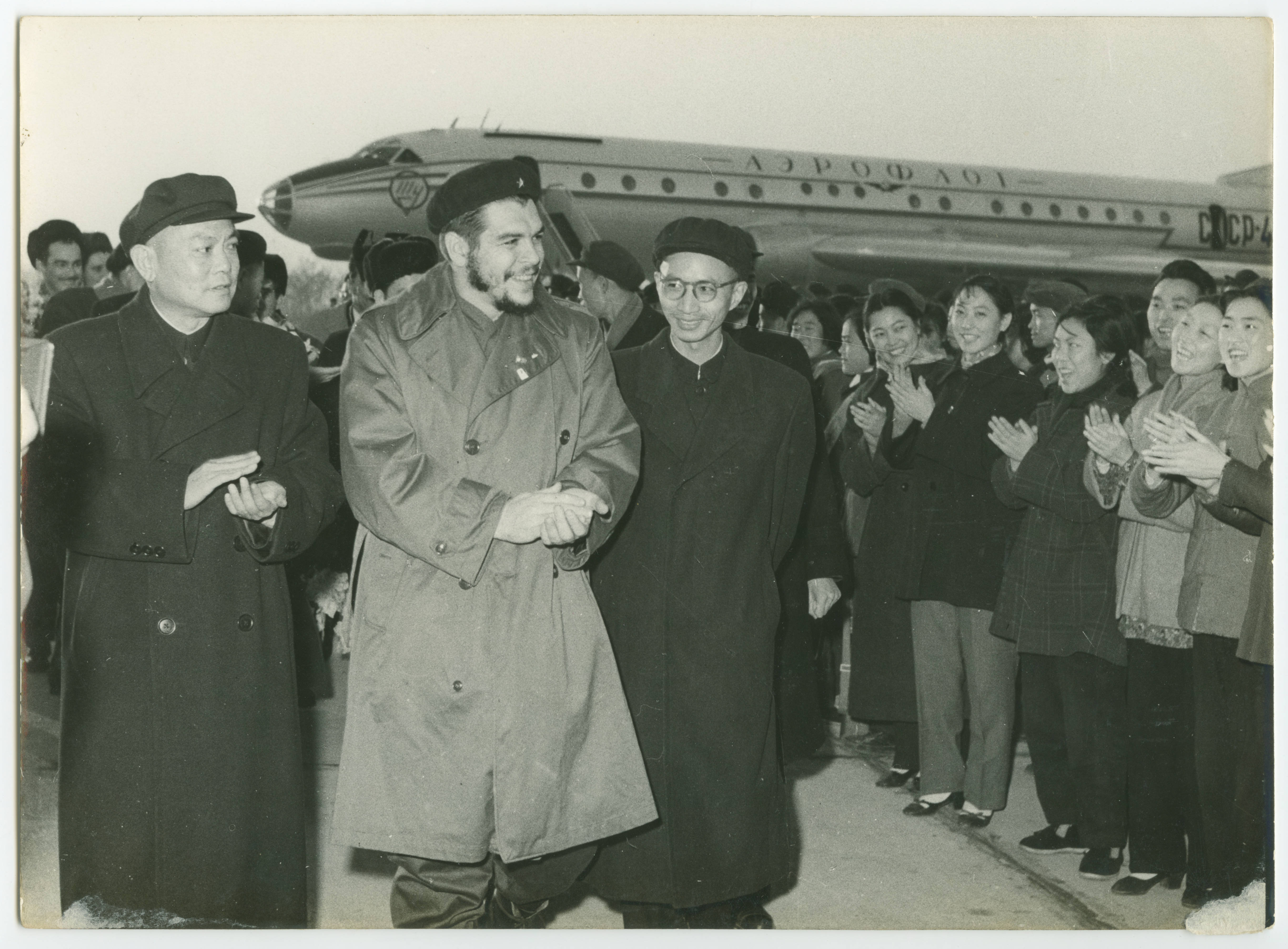 Chinese crowds welcoming Ernesto Che Guevara at the airport