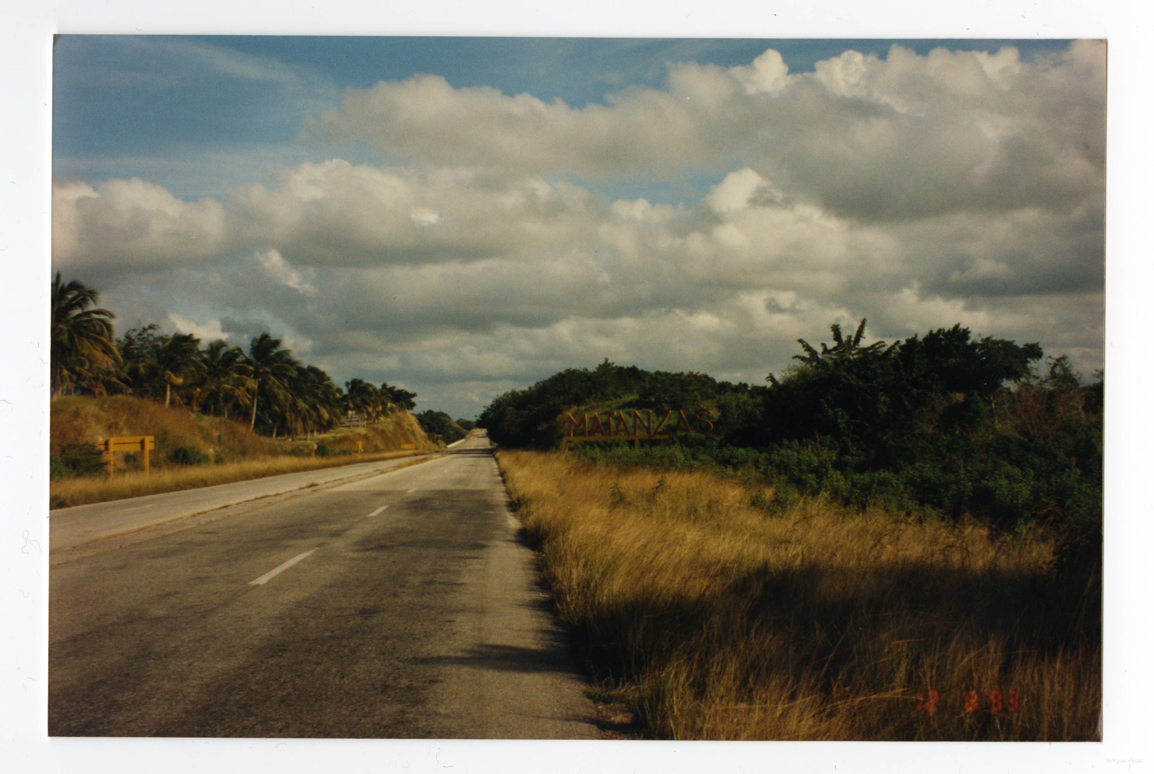 Carretera y señal de tráfico a la entrada de la provincia de Matanzas — Anónimo