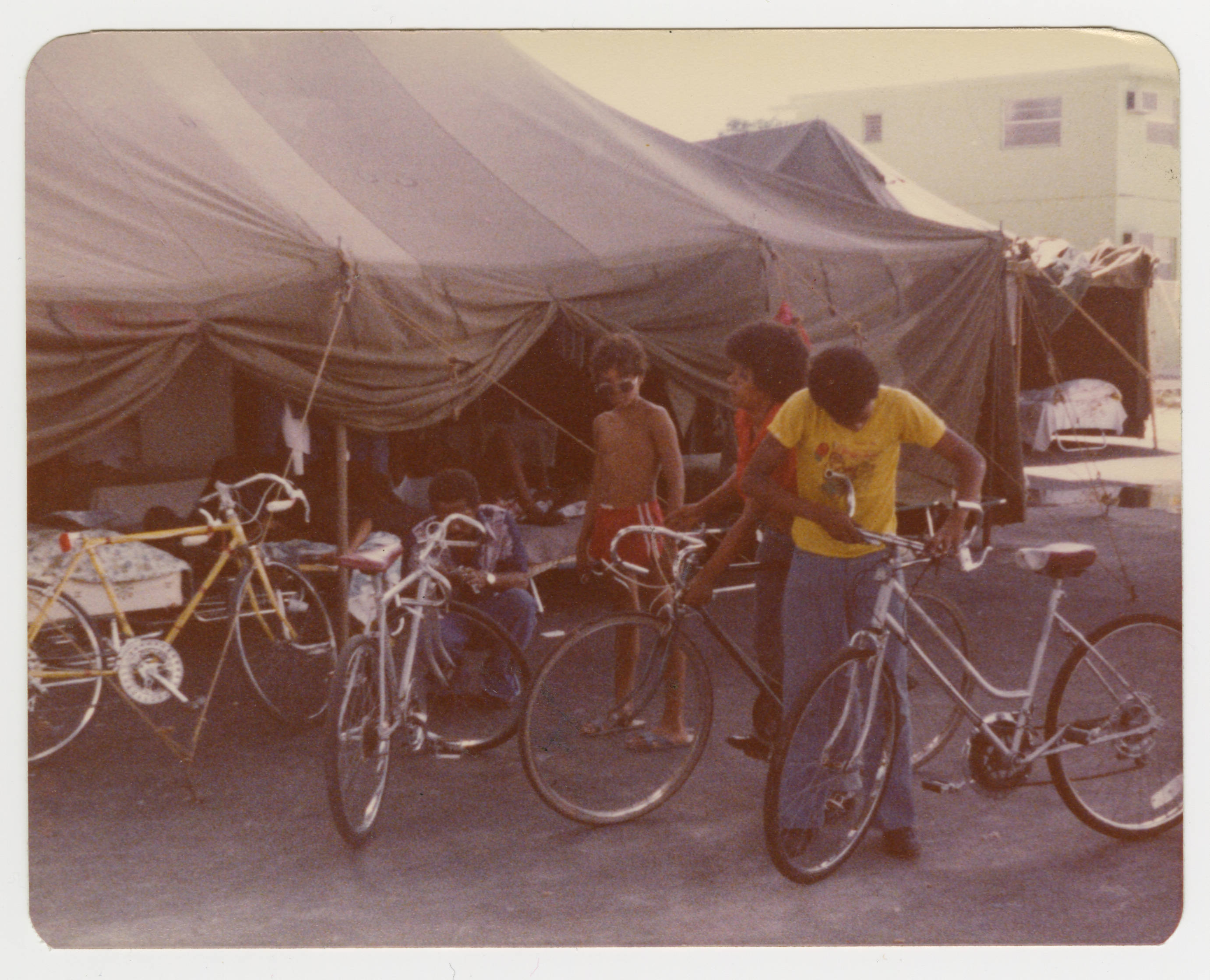 Children of the Mariel boatlift refugees camp in Miami, Florida — Anónimo