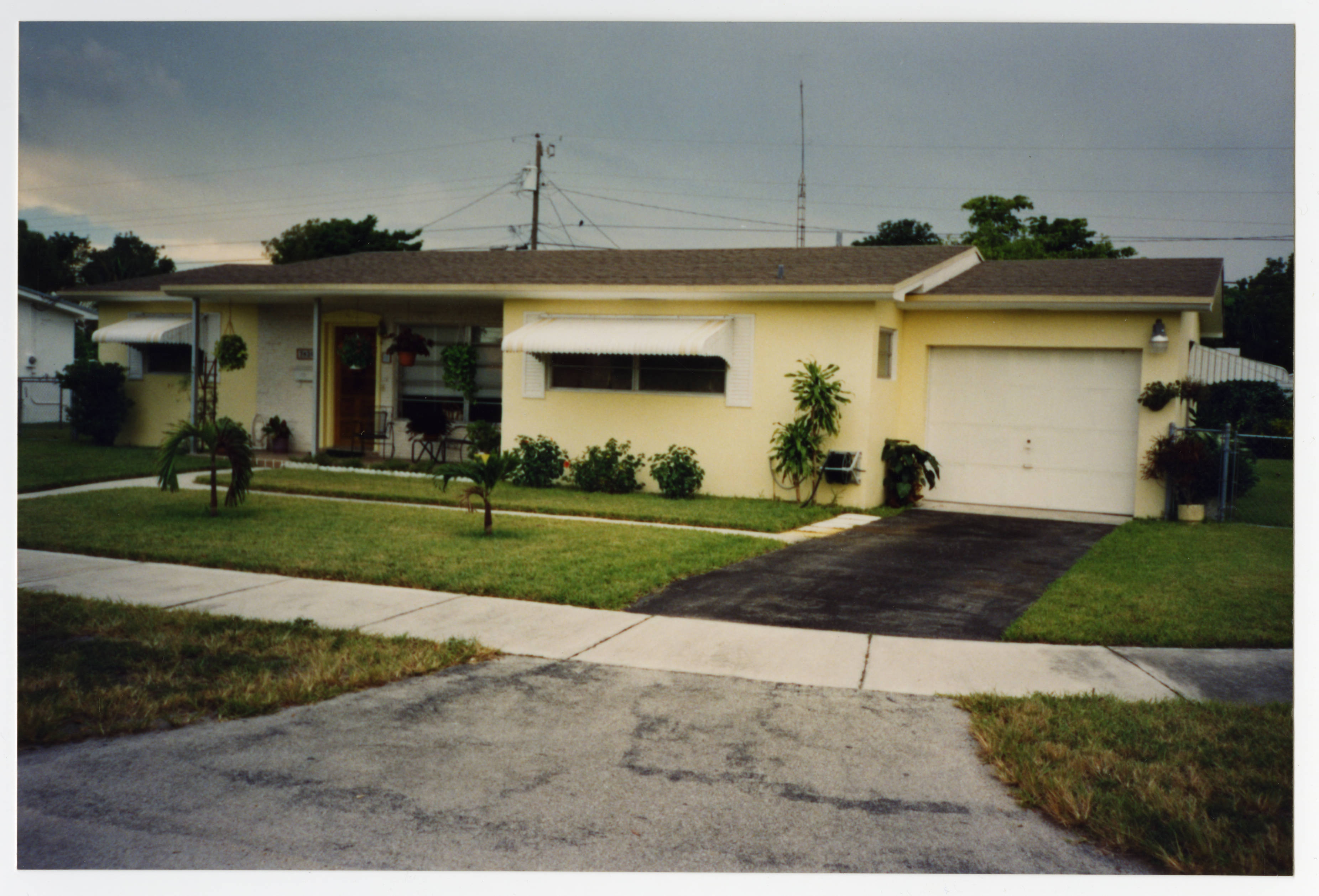 Cuban owned house in Hialeah, Florida — Anónimo