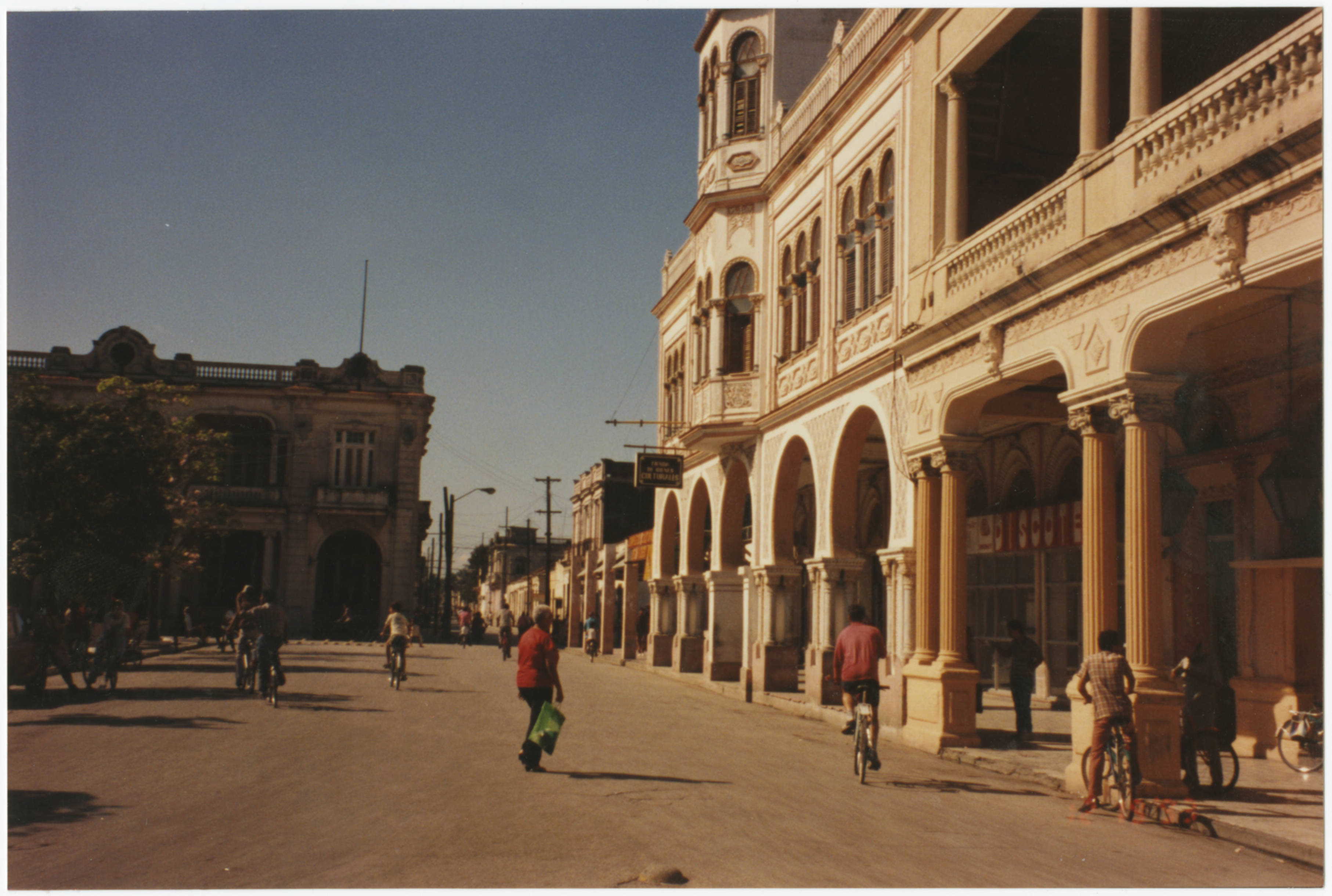 Buildings around Park José Martí in Manzanillo, Cuba — Anónimo