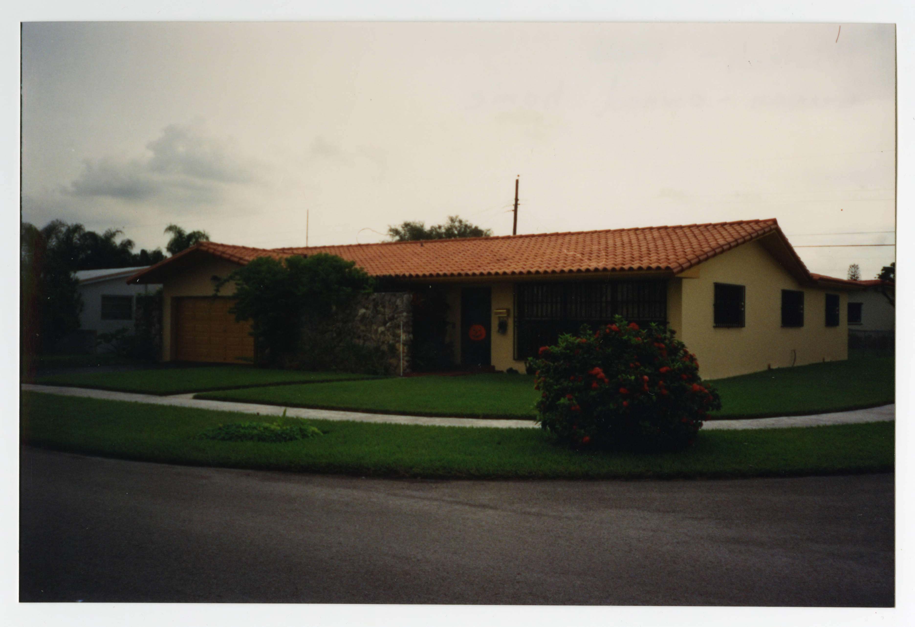 Cuban owned house in Hialeah, Florida — Anónimo