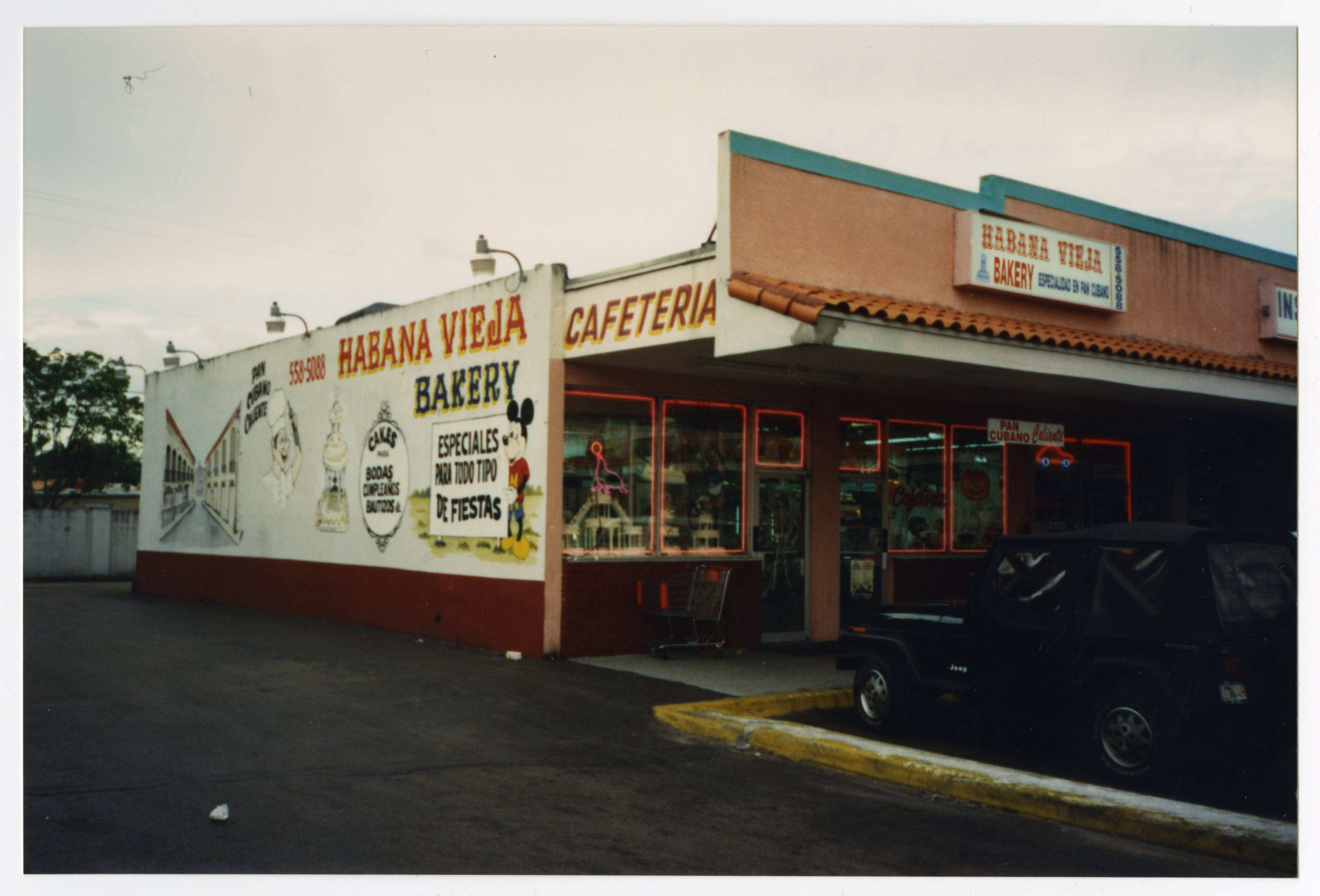 Cuban owned bakery Habana Vieja in Hialeah, Florida — Anónimo