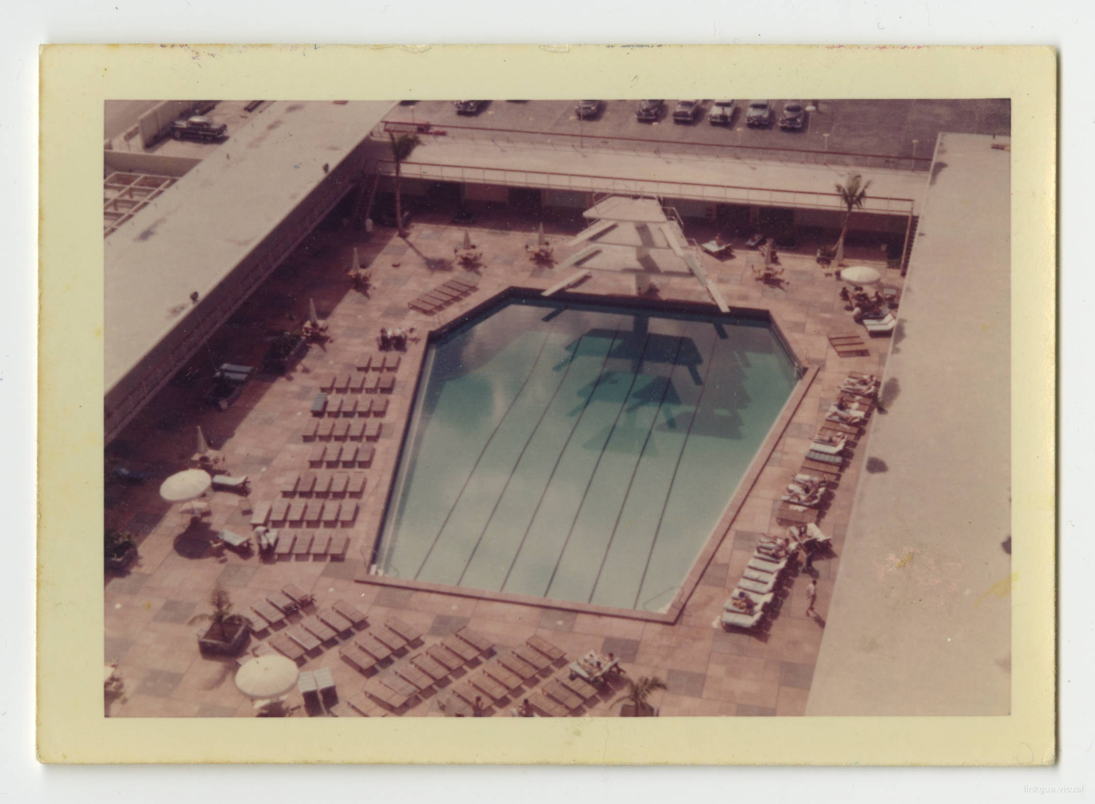 Vista aérea de la piscina del edificio de apartamentos Focsa