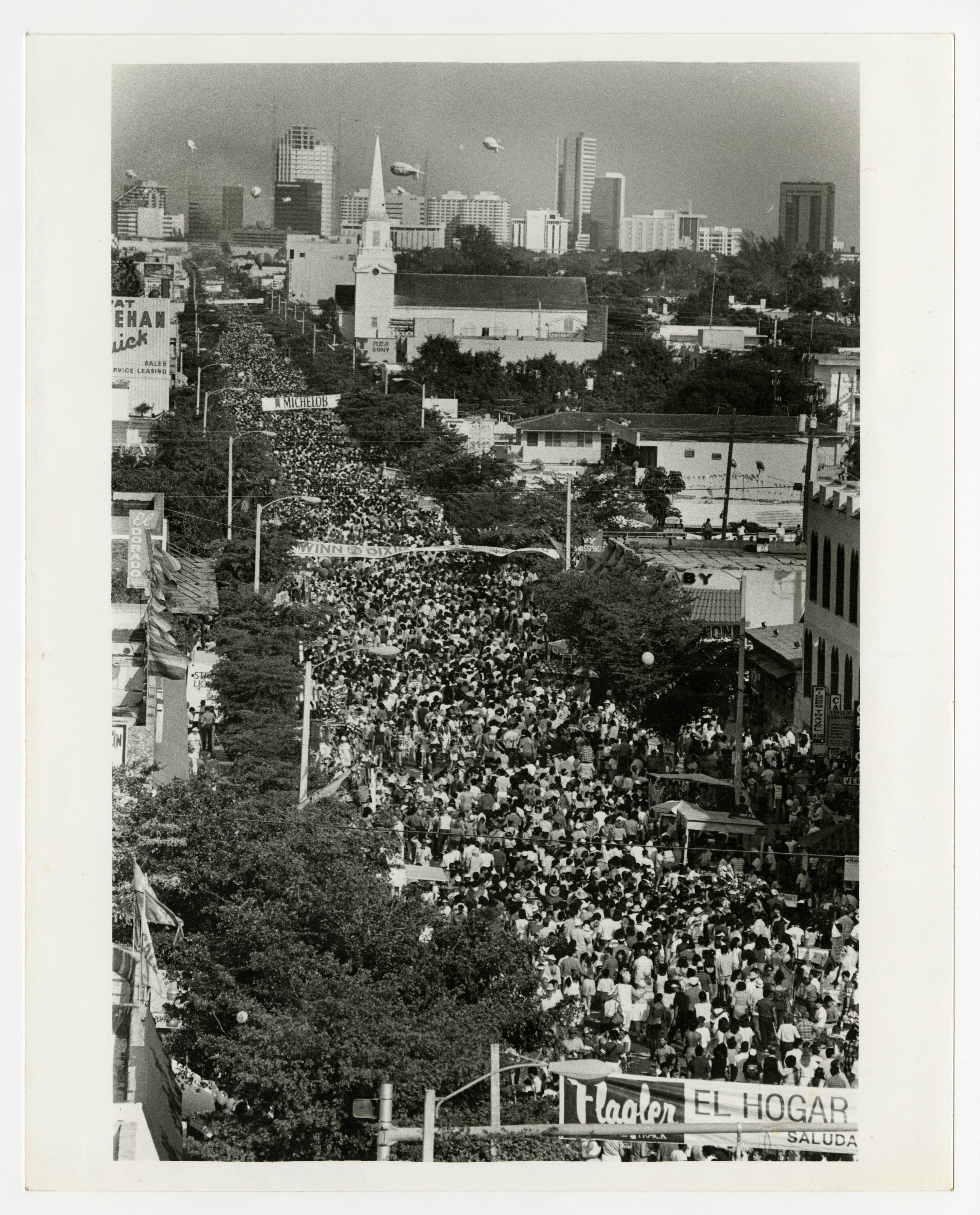 Bird's eye view of the public gathered for the Calle Ocho (SW 8th Street) Festival in Miami, Florida — Anónimo