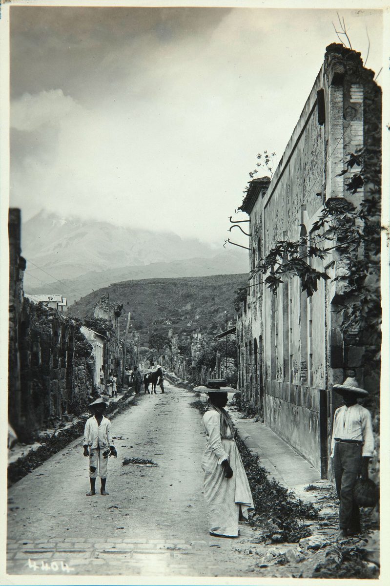 Collectie Nationaal Museum van Wereldculturen TM-60062365 Straatbeeld ruines St. Pierre Martinique fotograaf niet bekend — Anónimo