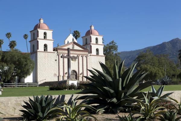 Mission Santa Barbara, also known as Santa Barbara Mission, is a Spanish mission founded by the Franciscan order near present-day Santa Barbara, California — No identificado