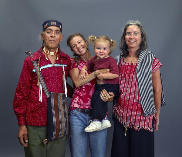 Toms Shash, a Warm Springs Apache, left; Jennifer Ploch, of Aztec ancestry, right; Saba Shash, Mr. Shash's adopted daughter; and her daughter Tonantzin Conway at a gathering of North American Native People in Pueblo, Colorado — No identificado