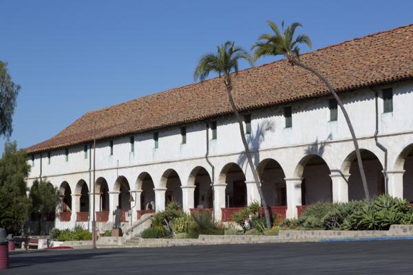 Mission Santa Barbara, also known as Santa Barbara Mission, is a Spanish mission founded by the Franciscan order near present-day Santa Barbara, California — No identificado