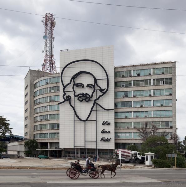 Camilo Cienfuegos, Fidel Castro's right-hand man and confident during the revolution, is outlined in iron on the front façade of this building on Revolution Square, Havana, Cuba — No identificado