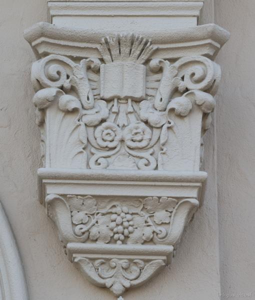 Architectural detail at Mission Santa Clara de Asís, Santa Clara, California — No identificado