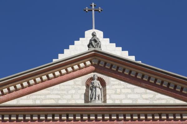 Mission Santa Barbara, also known as Santa Barbara Mission, is a Spanish mission founded by the Franciscan order near present-day Santa Barbara, California — No identificado
