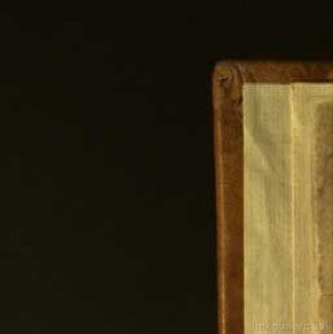 Detalle de un antiguo libro con encuadernación de cuero