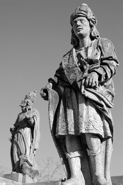 Guerreros de piedra con armadura y tocados — Antônio Francisco Lisboa "Aleijadinho"